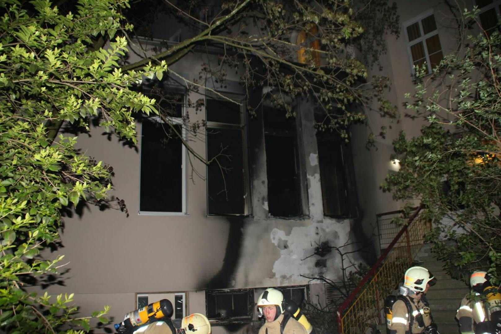Ein Linzer Schüler- und Studentenheim stand in der Nacht auf Donnerstag in Flammen. Über die Brandursache wird gerätselt, Brandstiftung ist nicht ausgeschlossen.