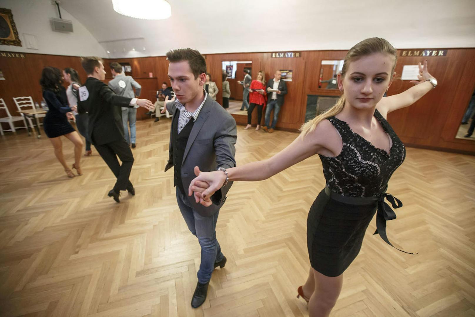 100 Tanzpaare traten am Sonntag zum Vortanzen in der Tanzschule Elmayer an, um bei der Eröffnungsshow am 10. Juni im Rathaus dabei sein zu können.