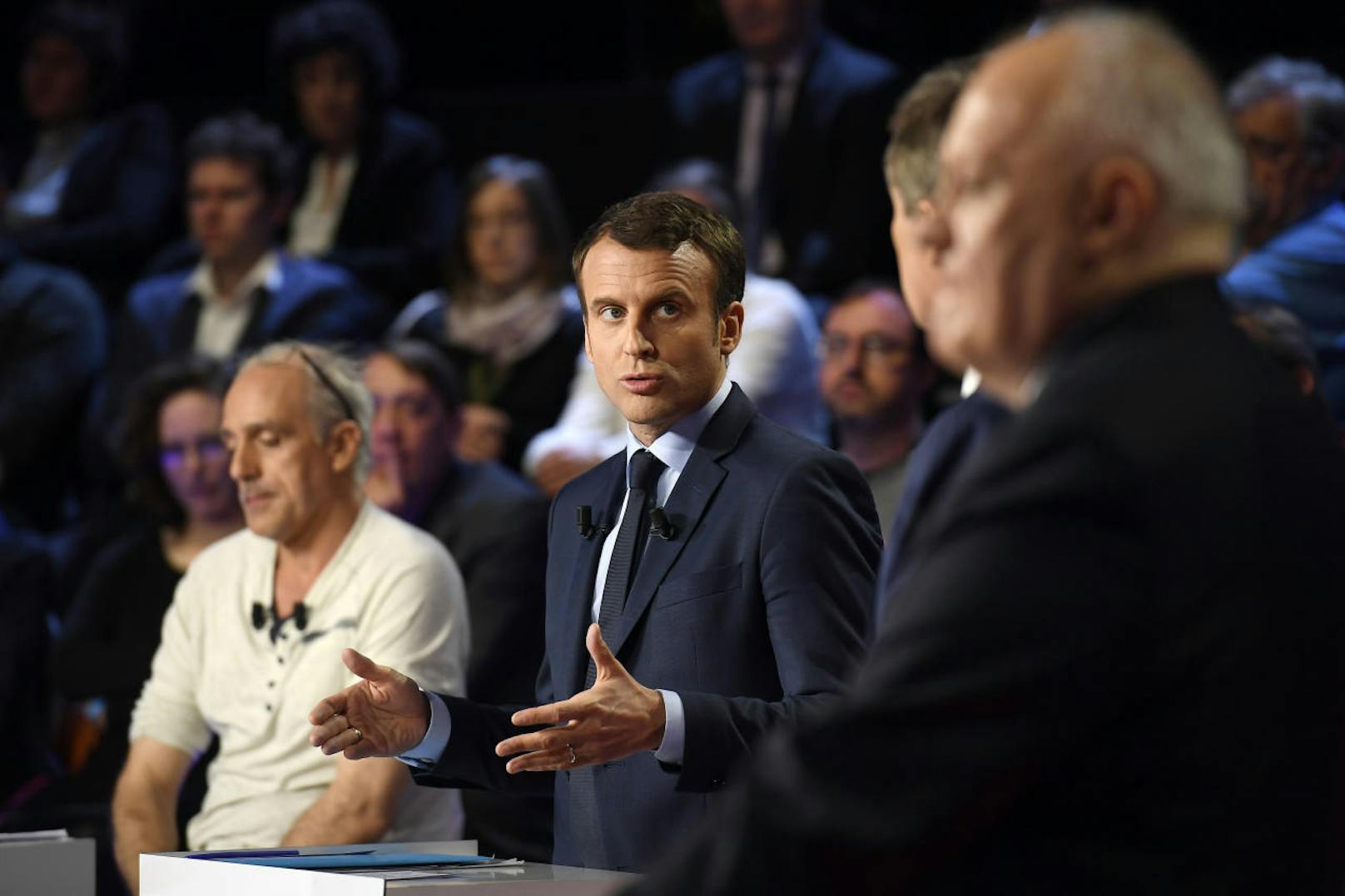 Emmanuel Macron (En Marche!, Mitte) und Philippe Poutou (Anti-kapitalistische Partei) (L)