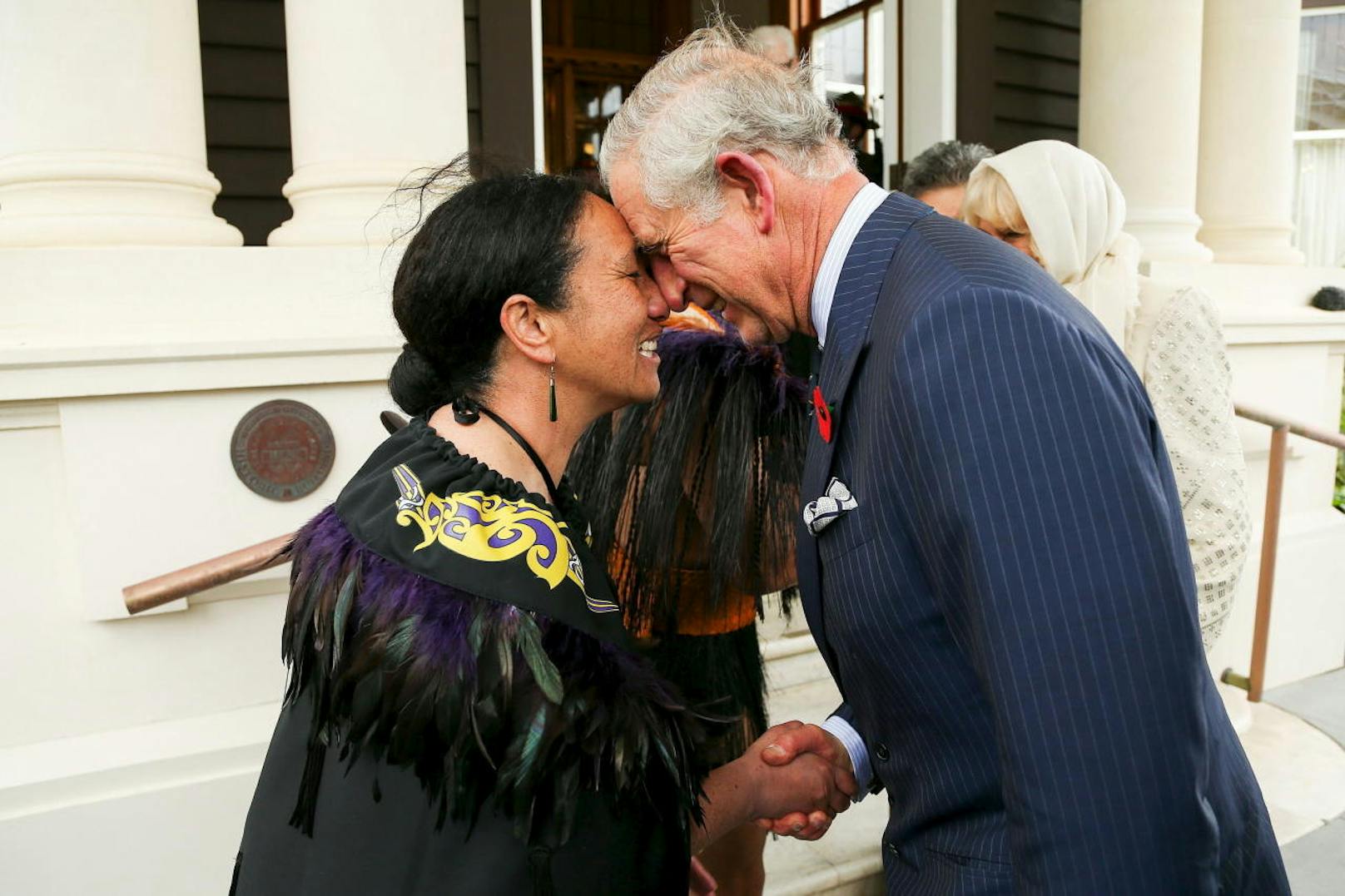 Charles und eine Maori-Frau beim traditionellen Gruß in Neuseeland