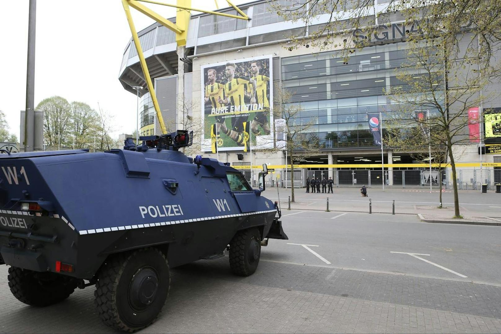 Ein Spezialfahrzeug der Einsatzkräfte vor dem Stadion.