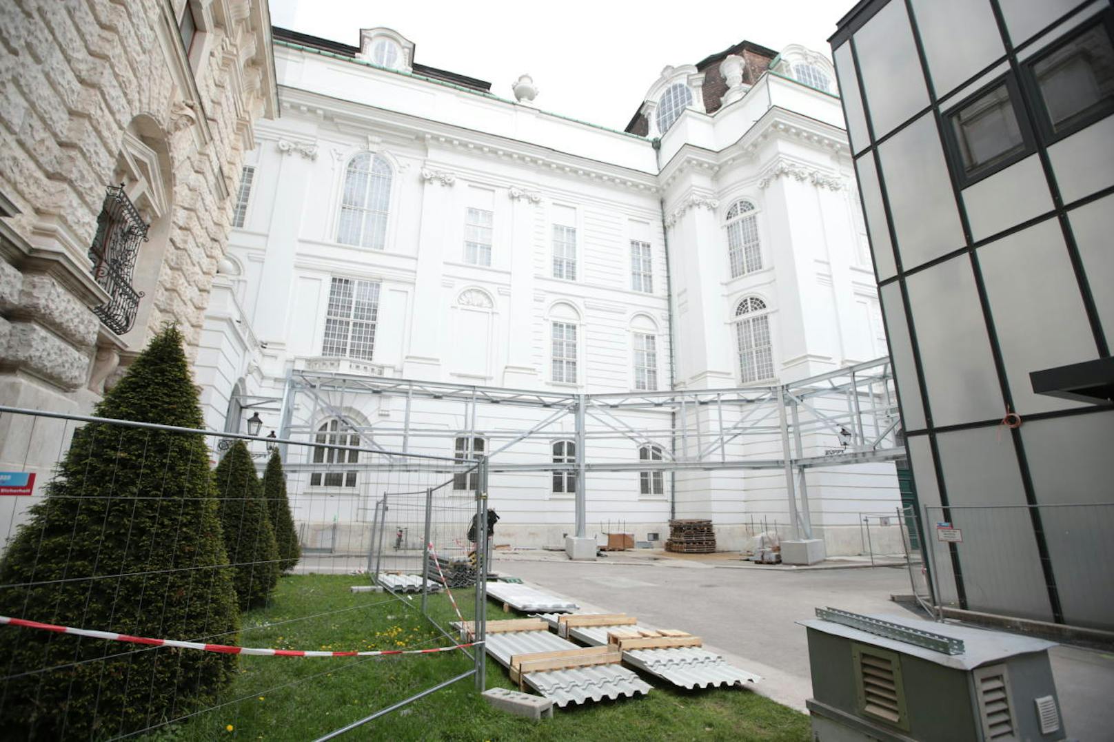Parlament-Ersatzquartier im Bibliothekshof: Hier wird wohl noch ein Übergang zur Hofburg gebaut.