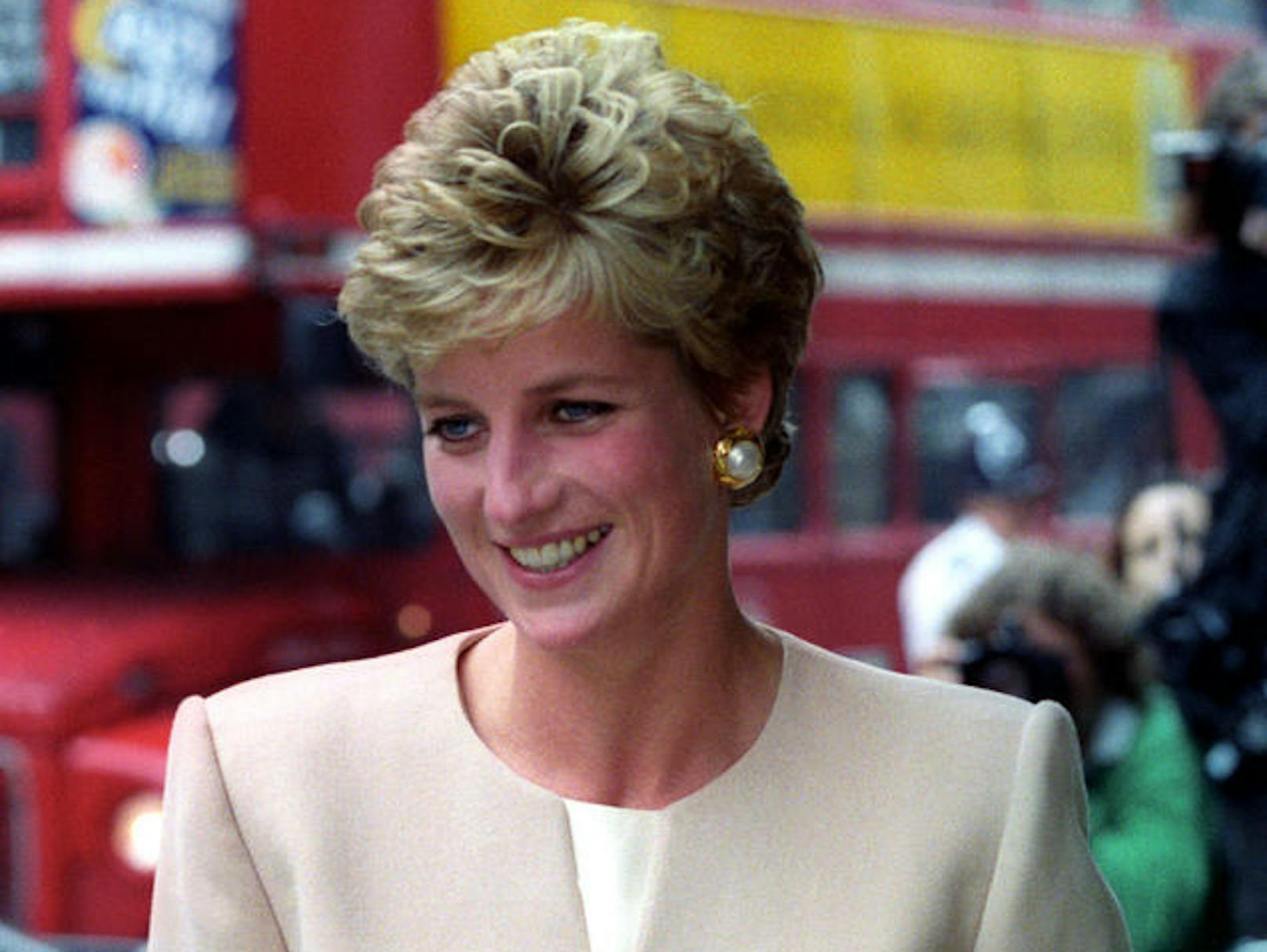 <strong>PLATZ 4: </strong>Auch 23 Jahre nach ihrem Tod ist <strong>Prinzessin Diana</strong> noch immer unvergessen. Ihre Darstellung im Netflix-Hit "The Crown" sorgte nicht nur auf Social Media für Wirbel. Auch auf Prinz Charles und seine Frau Herzogin Camilla prasselten böse Tweets ein.<br>