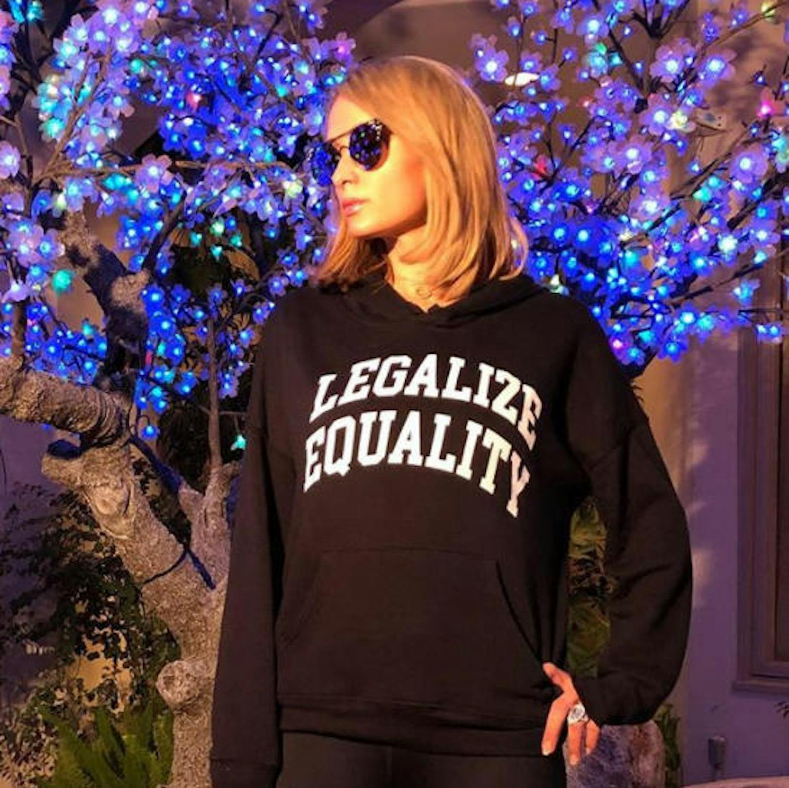 08.03.2018: Paris Hilton zeigt sich am Weltfrauentag zur Abwechslung nicht in rosa. Stattdessen wird sie einen Tag lang zur Feministin. 