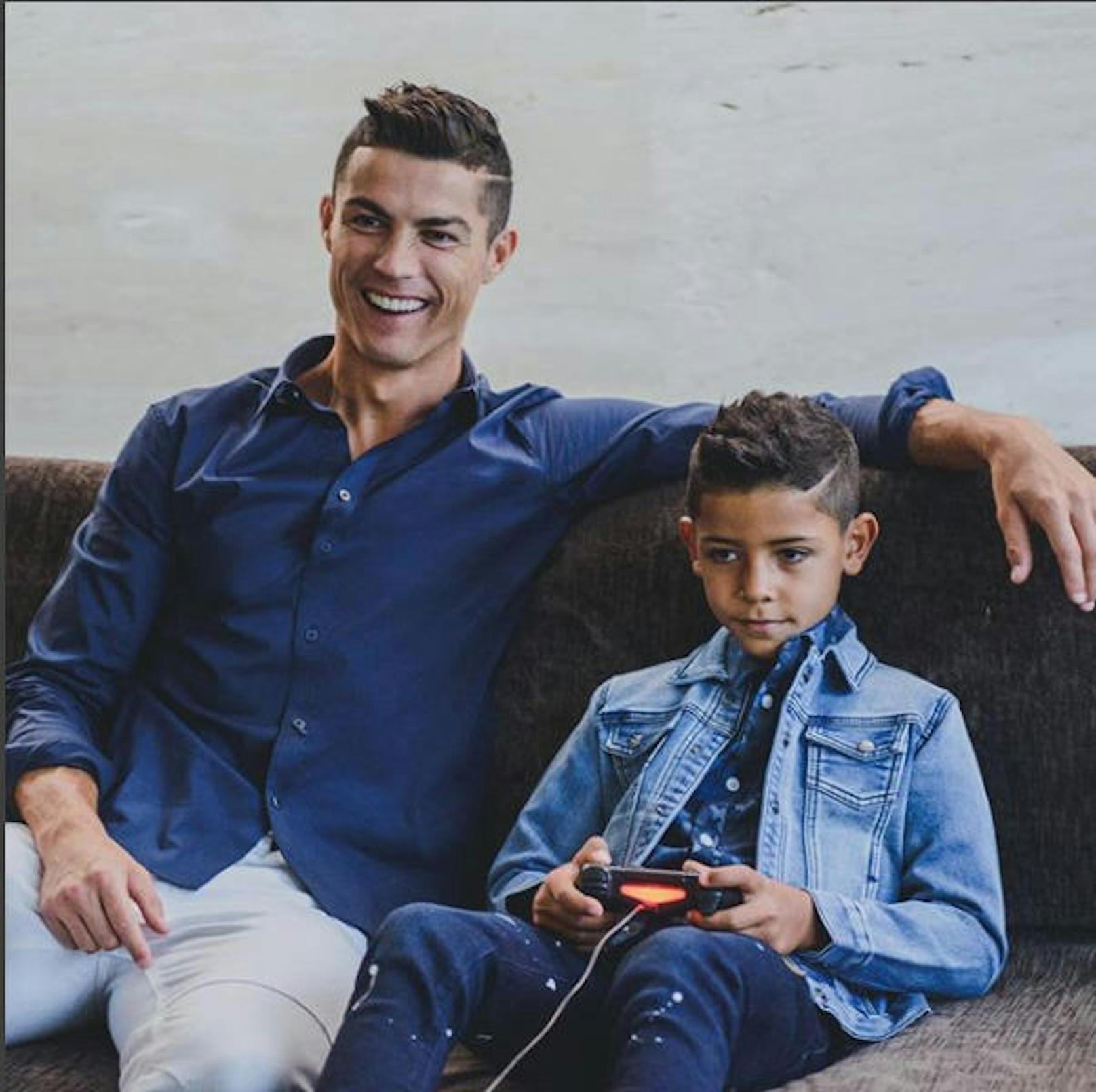 13.12.2017: Aktueller und künftiger "Fussball-Boss": Christiano Ronaldo mit seinem Sohn in schicken CR7-Jeans.