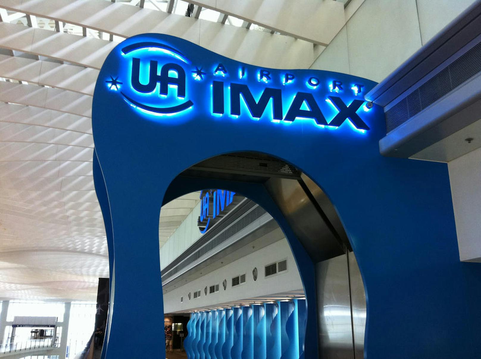 <b>International Airport Hongkong: Blockbuster bis zum Take-Off</b>
Hongkong ist für Superlative bekannt, eines davon ist am örtlichen Flughafen zu finden: die größte IMAX Kino-Leinwand der Stadt. Dank modernster Technik, höchster Bildqualität und Sorround-Sound können Fluggäste sich aktuelle Filme in bester Qualität ansehen. Zur Auswahl stehen Filme in IMAX 2D oder IMAX 3D. Auch wer nicht verreist, hat Zugang zum Kino, das sich im frei zugänglichen Bereich von Terminal 2 befindet.