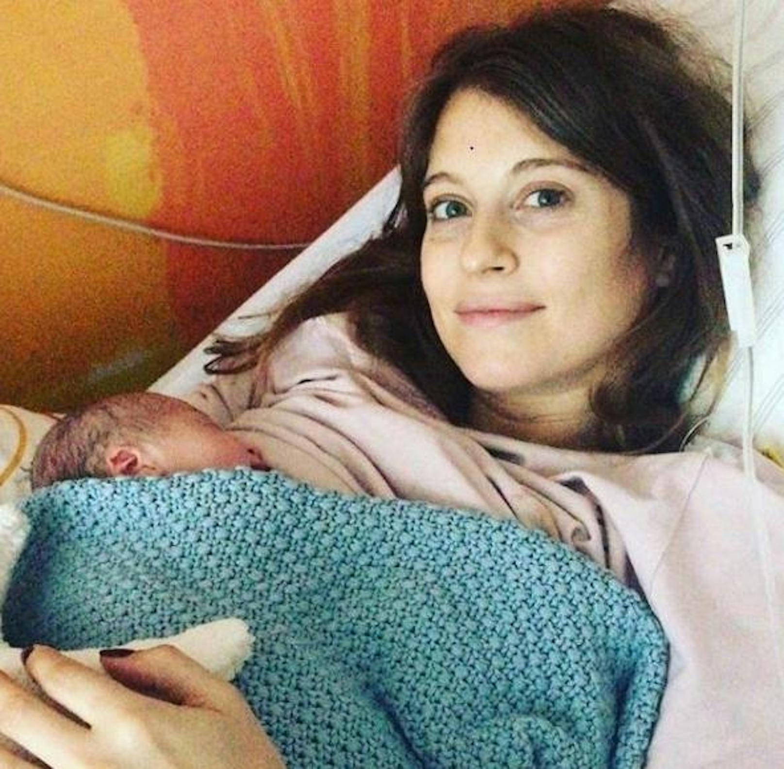 13.01.2018: Cathy Hummels hat ihren Sohn zur Welt gebracht. Stolz zeigt sich die frischgebackene Mama mit dem Kleinen im Spitalsbett auf Instagram.