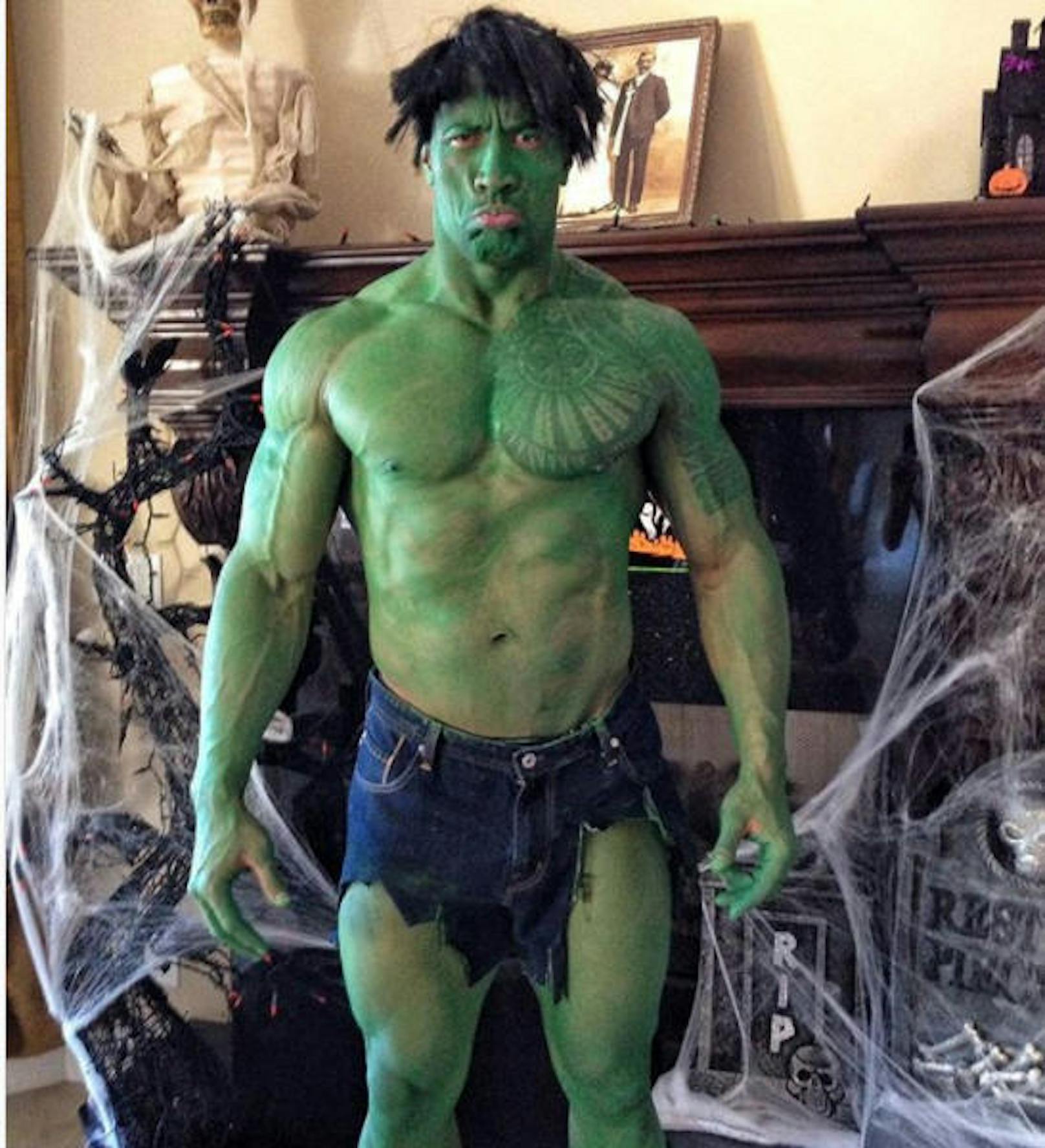 2.3.2018: Dwayne "The Rock" Johnson ist zwar etwas spät dran sein Halloween-Foto zu teilen, dafür ist es umso besser: Falls Mark Ruffalo jemals findet, er will nicht mehr den Hulk spielen, wäre "The Rock" ein guter Ersatz