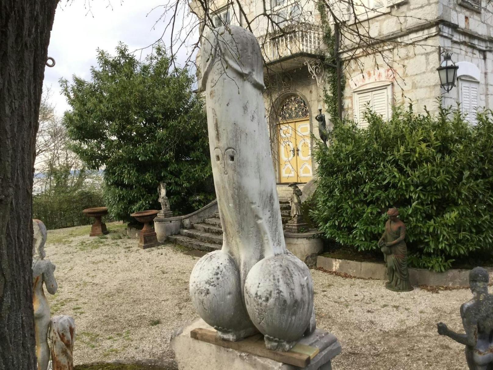 Diese Penis-Skulpur steht im Garten einer Villa in Traunkirchen - und direkt neben einem Kreuzweg.