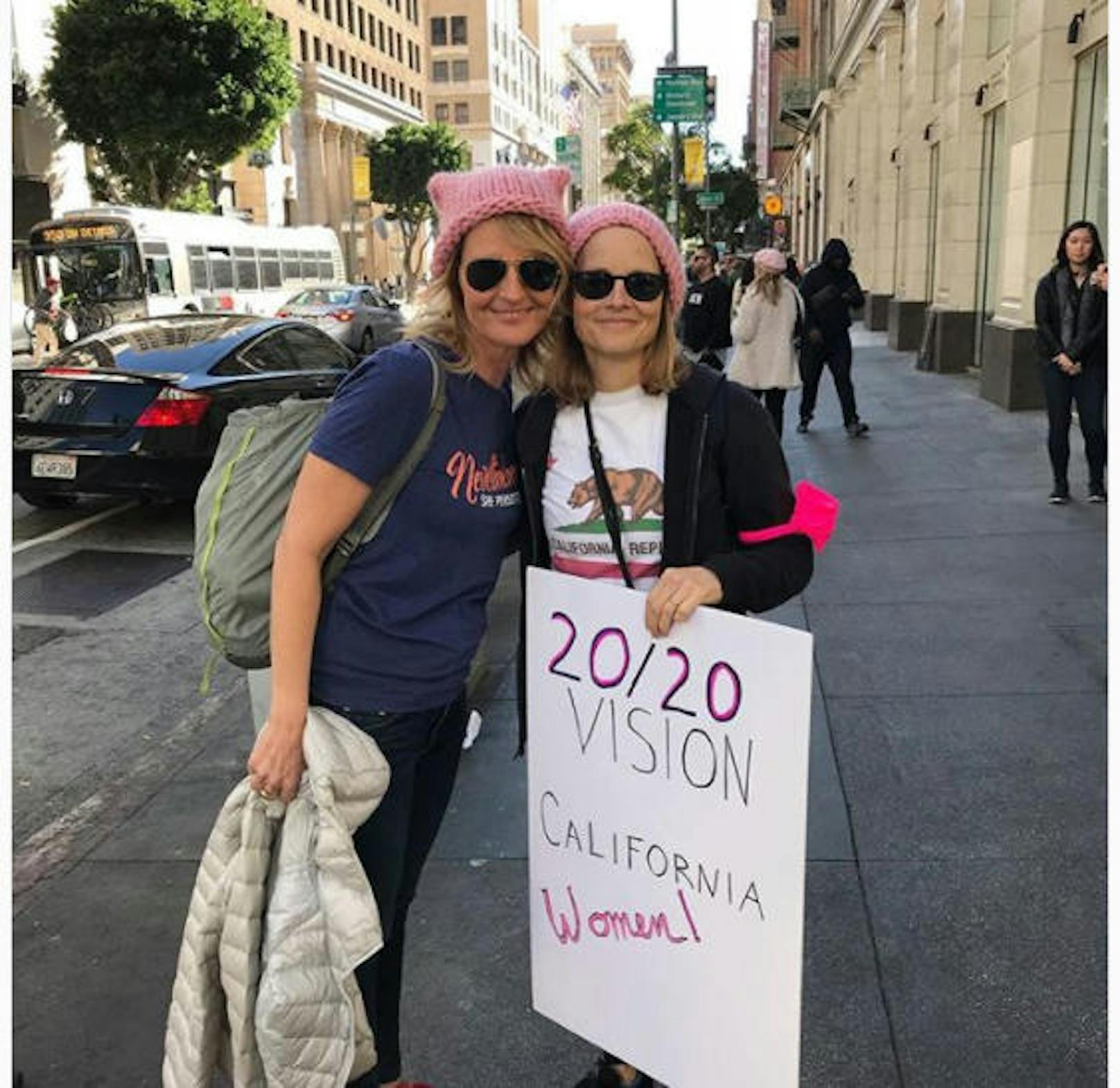 21.01.2018: Power-Duo Helen Hunt und Jodie Foster beim Women's March. Hunderttausende waren auf den Straßen, auf Instagram könnte man annehmen, dass mindestens die Hälfte davon Stars waren.