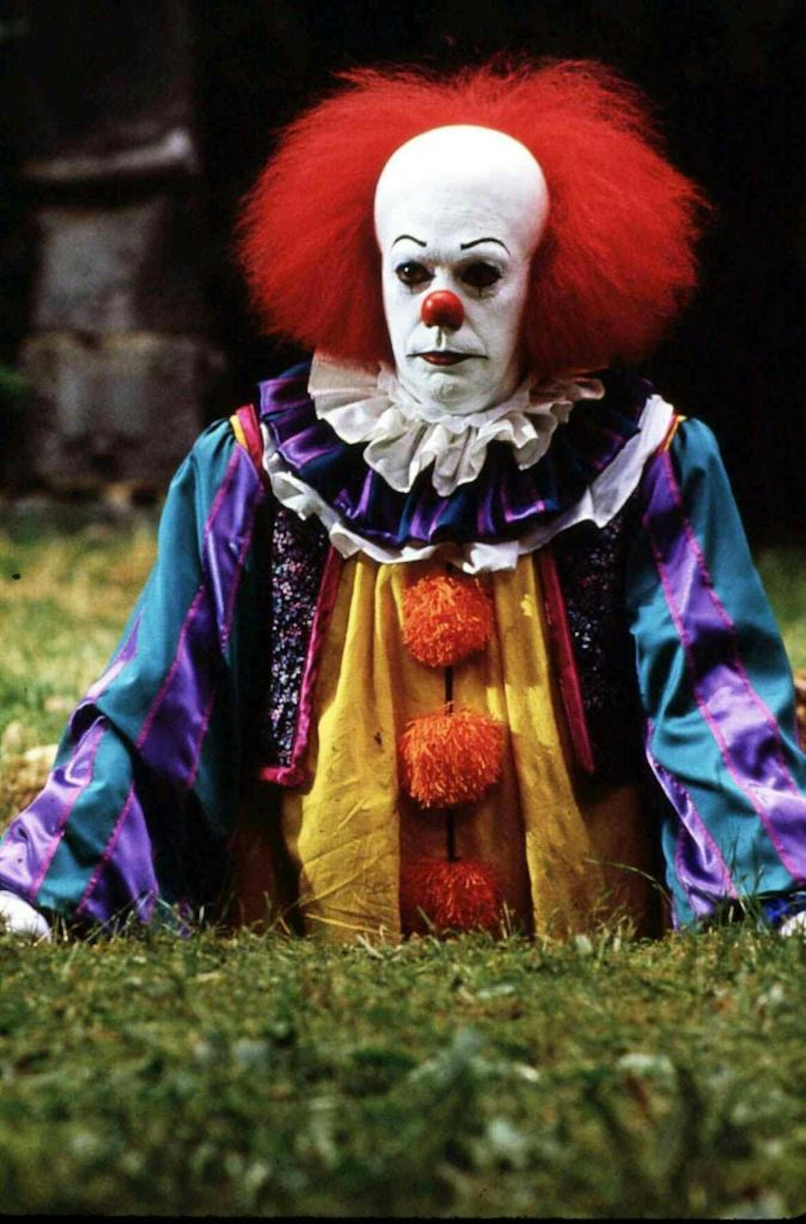 Tim Curry als Pennywise