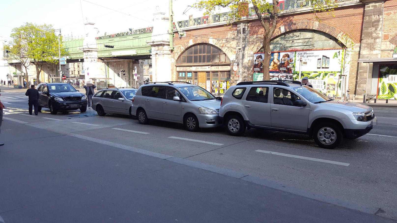 Am Mittwoch sind am Wiener Gürtel gleich vier Fahrzeuge in einen Auffahrunfall geraten.