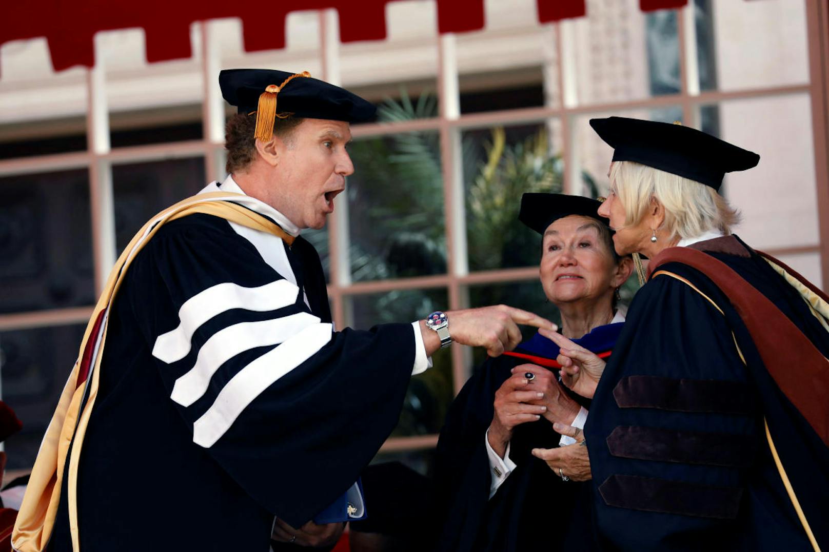 14.05.2017: Will Ferrell und Helen Mirren wurden von der USC mit einem Ehrendoktorat ausgezeichnet. Der Komiker hielt dabei die Abschlussrede und sang auch das Lied "I Will Always Love You" von Whitney Houston.