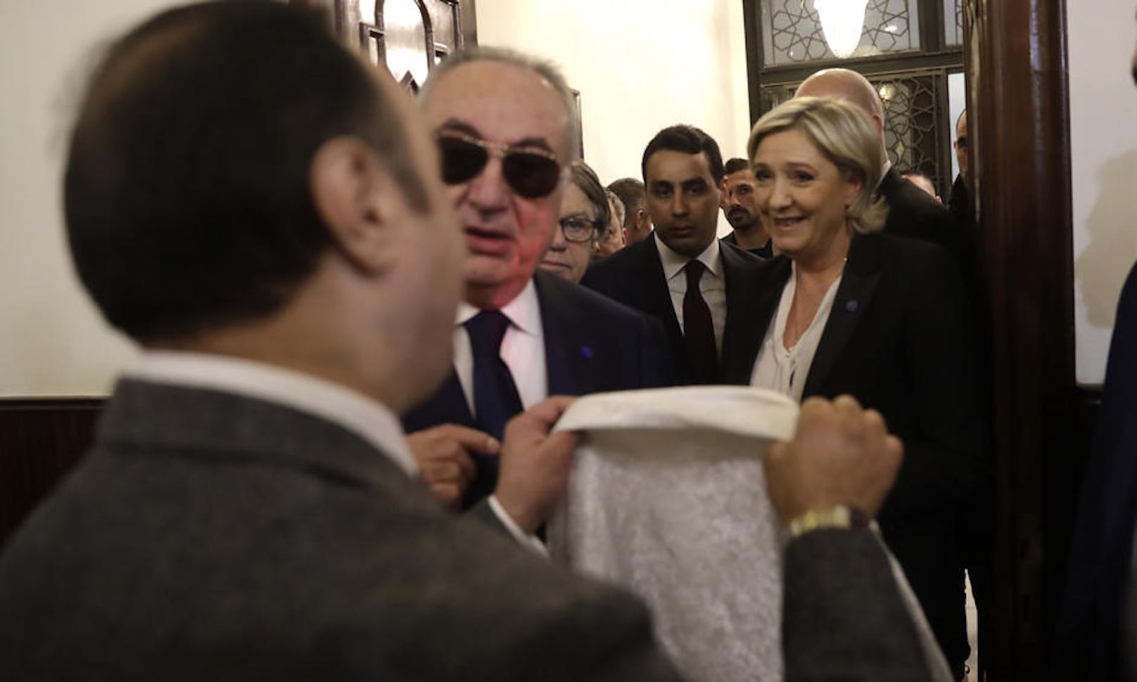 21.02.2017: Die französische Präsidentschaftskandidatin Marine Le Pen (Front National) lehnte im Libanon vor einem Treffen mit dem libanesischen Großmufti ein ihr gereichtes Kopftuch ab. Das Treffen wurde abgesagt. (Foto: AP)
