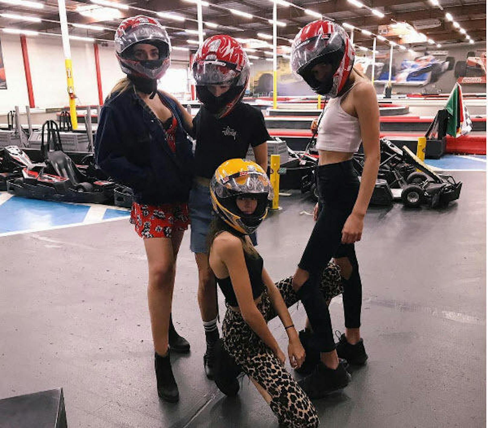 08.10.2017: Kaia Gerber (vorne Mitte), mit ihren Model-Kolleginnen (von links) Lyzy Adler, Kit Keenan und Charlotte Lawrence beim Kartfahren. 