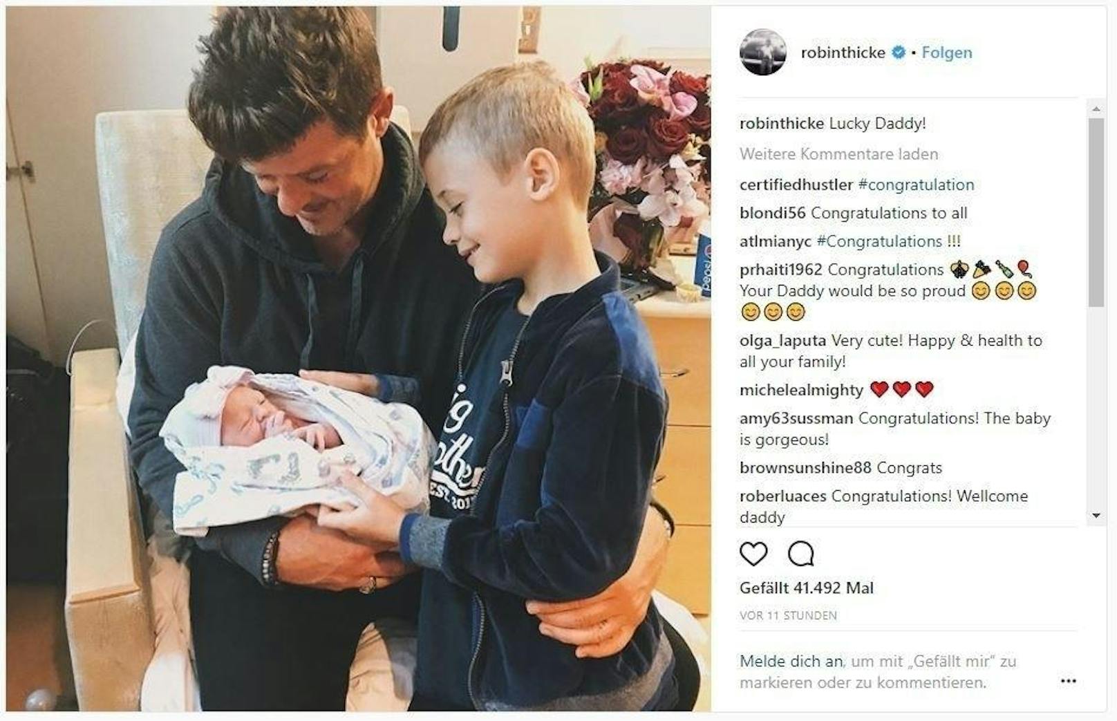 26.03.2018: Robin Thicke zeigt sich erstmals als frischgebackener Vater. Gemeinsam mit Sohn Julian (7) himmelt er die im Februar geborene Mia Love an.