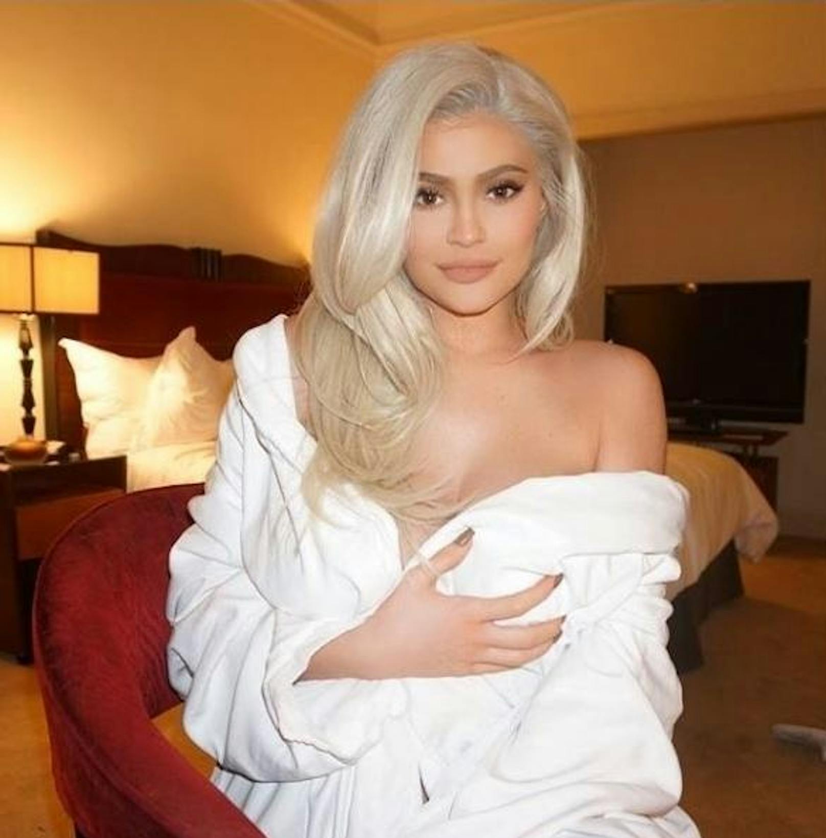 24.03.2018: Kylie Jenner ist wieder blond. Zu einem Instagram-Foto schrieb sie, dass sie für diese Haarfarbe bestimmt sei.