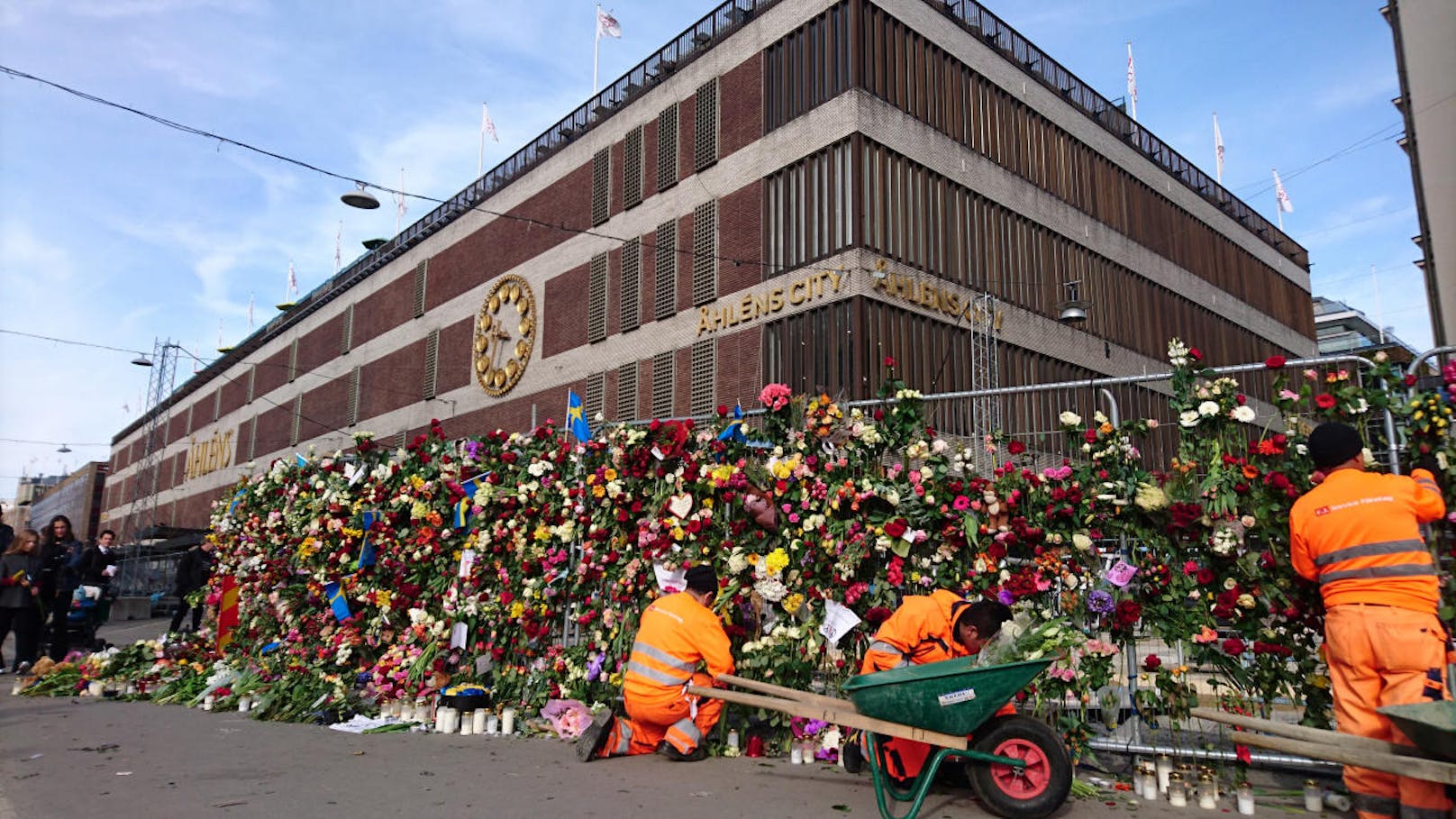 Der Ort des Anschlags, das Kaufhaus Ahlens in Stockholm, war am Sonntag mit Blumen bedeckt.