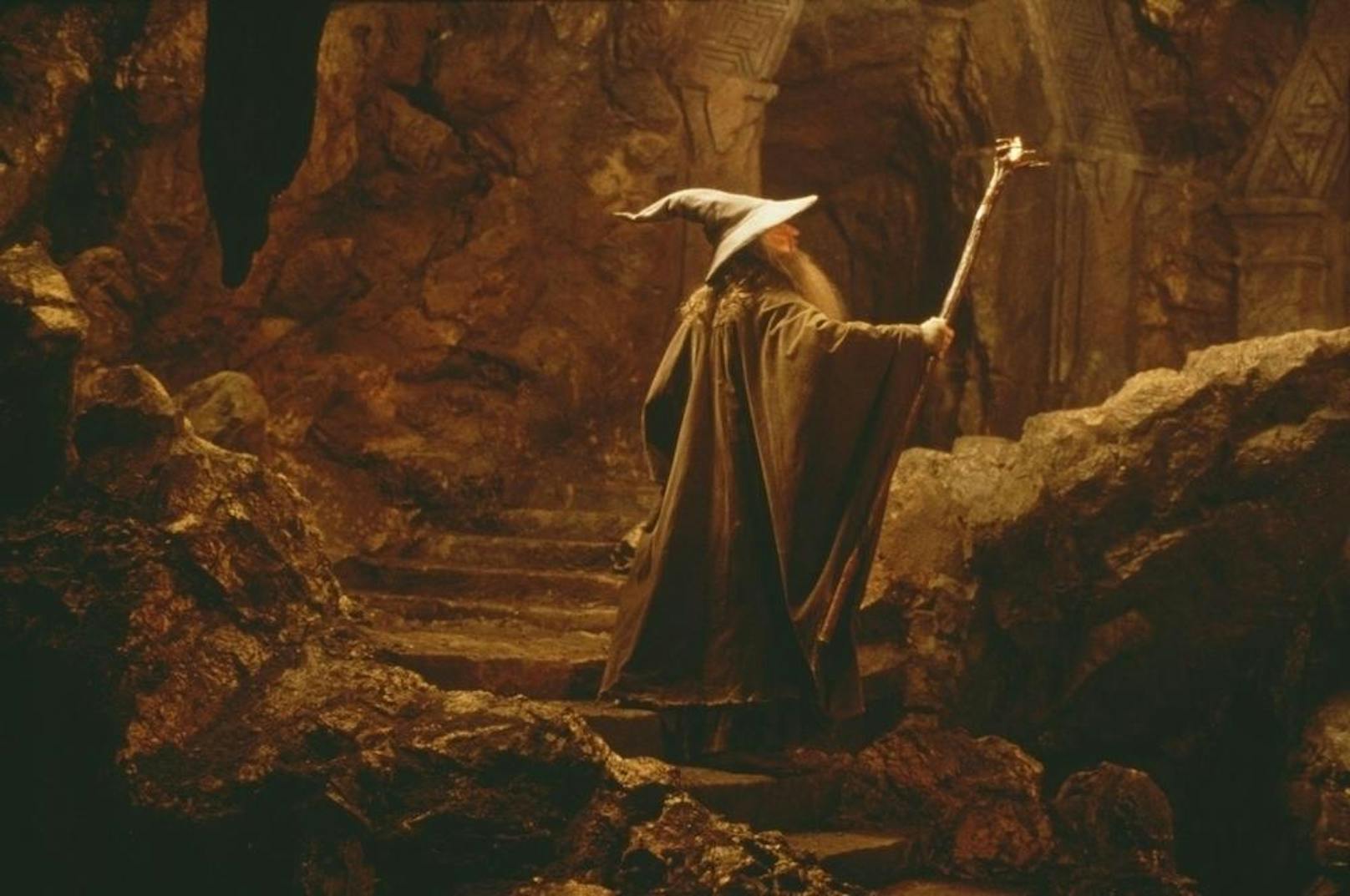Gandalf (Ian McKellen) führt die Gefährten durch die Minen von Moria.