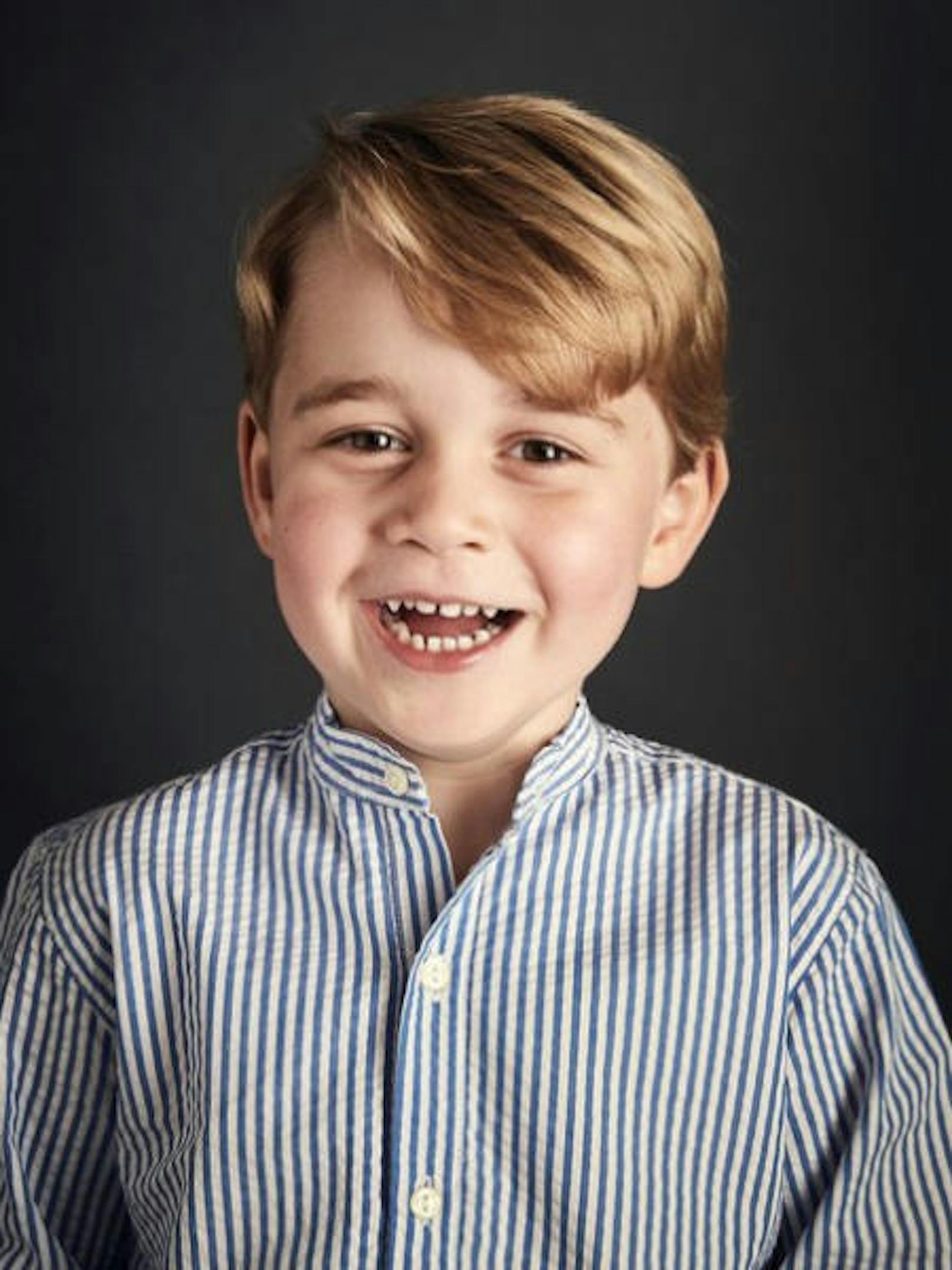22.07.2017: Prinz George feiert am 22. Juli Geburtstag. Der Kensington Palace hat aus diesem Grund ein neues, offizielles Porträt des Thronfolgers veröffentlicht. Auf dem lächelt der nun Vierjährige frech in die Kamera.