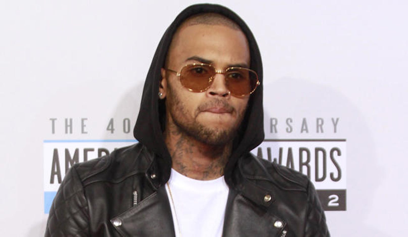 Chris Brown rief die Polizei weil eine nackte Frau in seinem Bett lag.