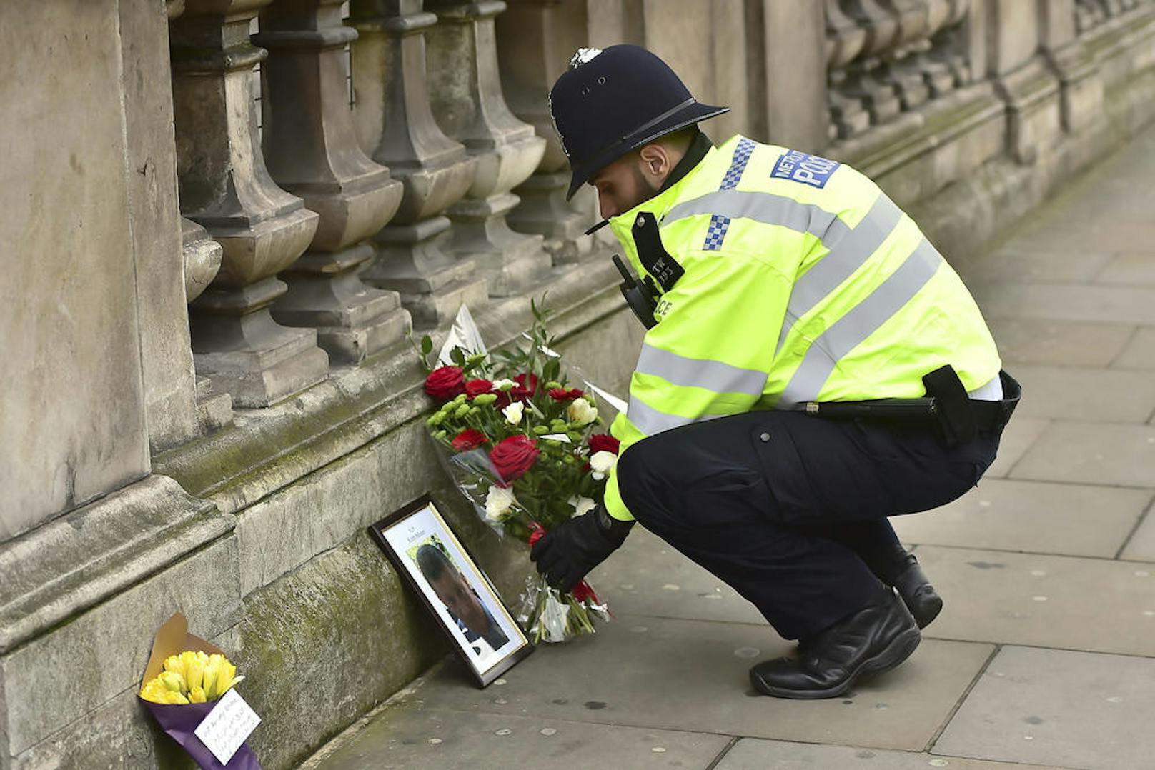 23.03.2017: Polizist Keith Palmer starb bei der Terrorattacke in London. Kollegen legen für ihn am Tatort Blumen nieder. (Foto: AP)