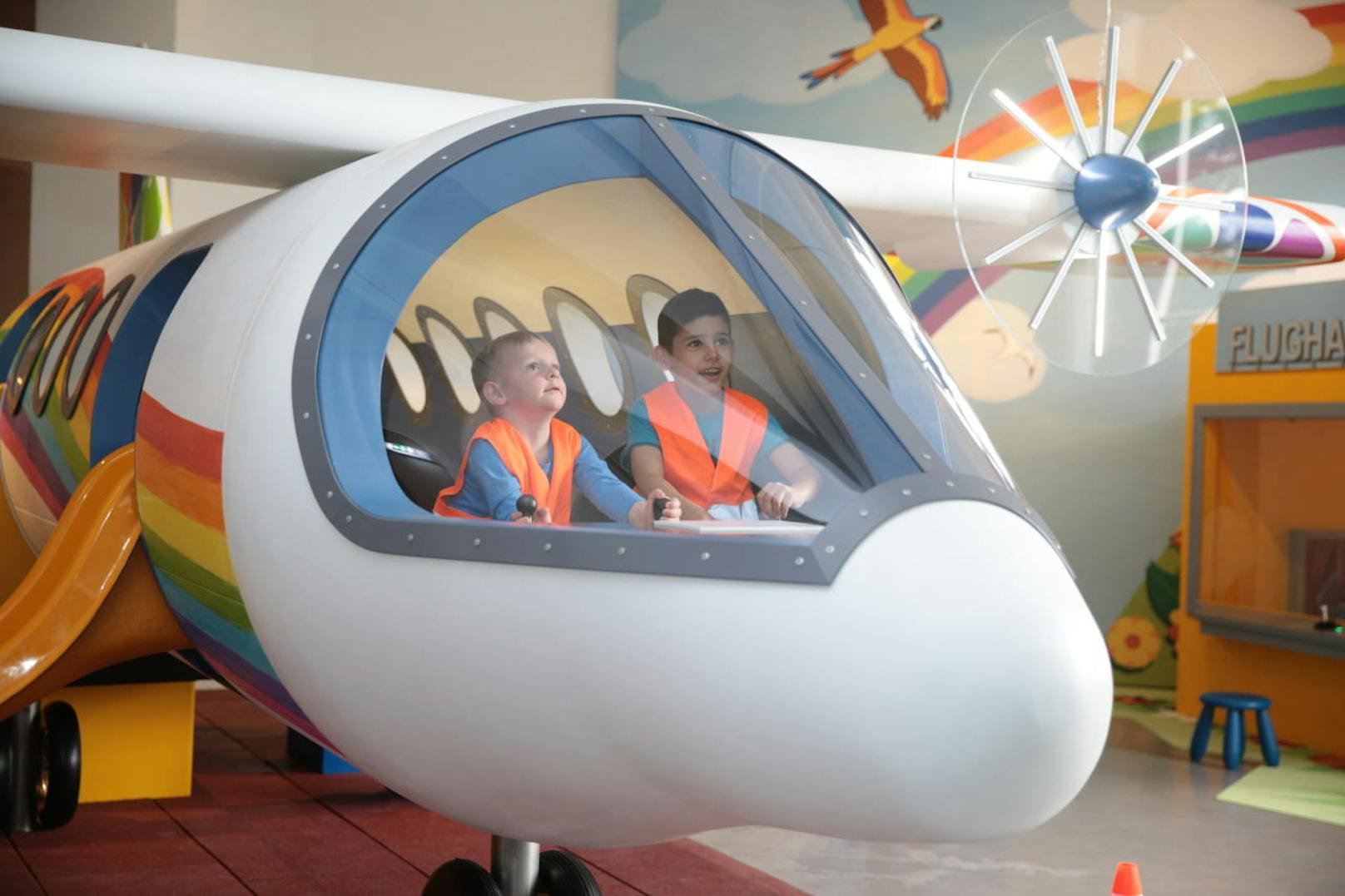 Vom Cockpit aus können Mini-Piloten das Flugzeug per Simulator steuern.