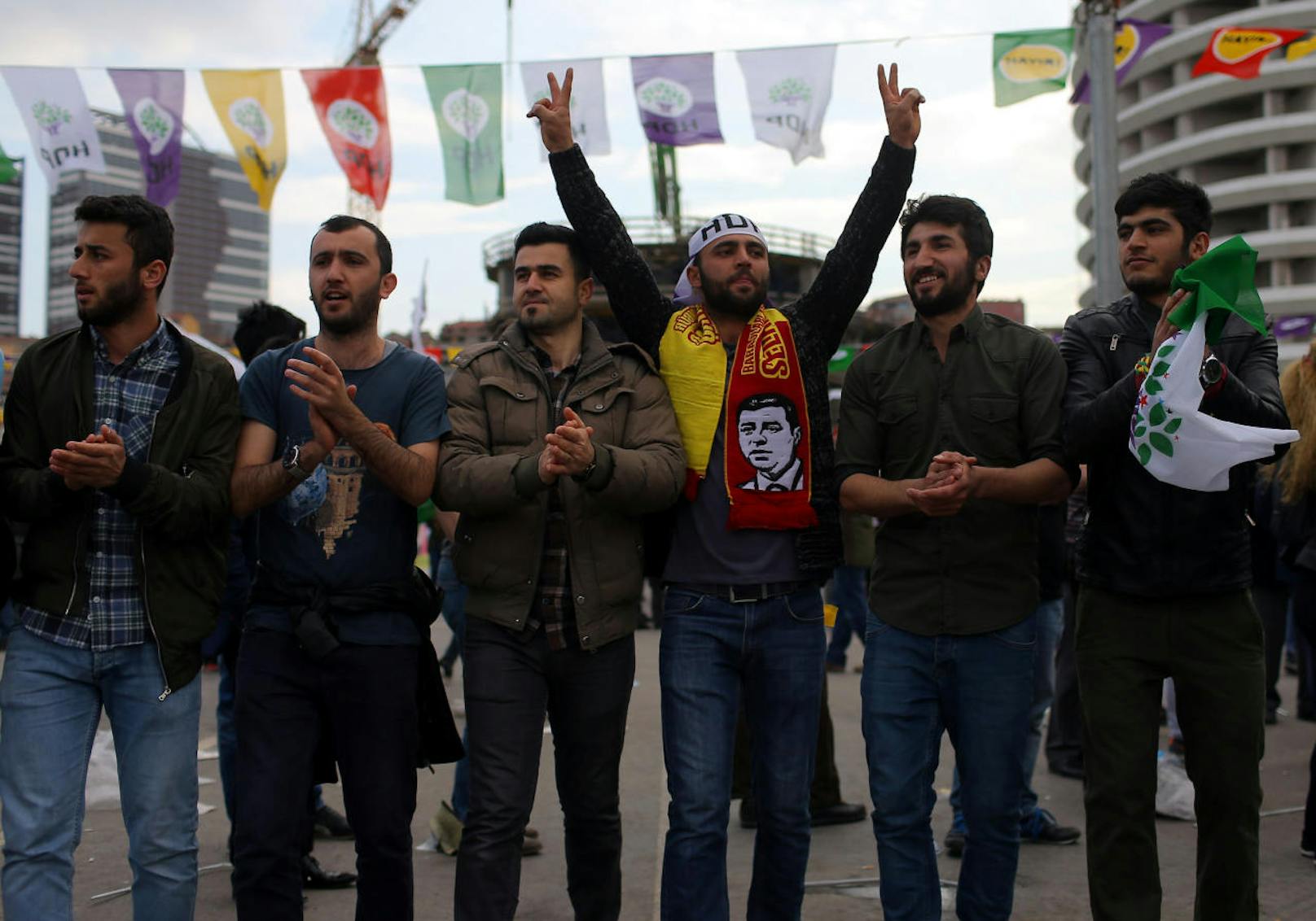 Zahlreiche Abgeordnete seien inhaftiert, darunter auch 13 Parlamentarier der kurdischen Oppositionspartei HDP.