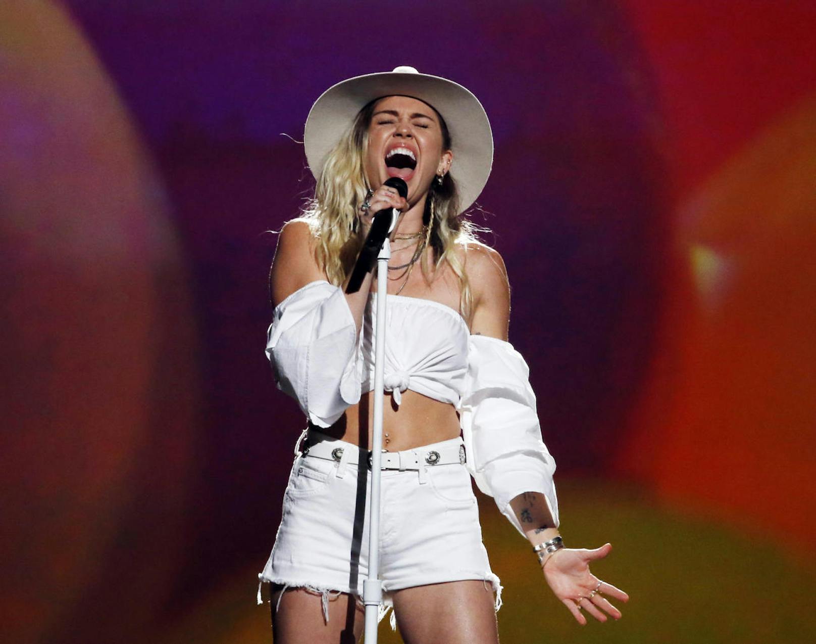 Miley Cyrus singt "Malibu" bei den Billboard Music Awards 2017.