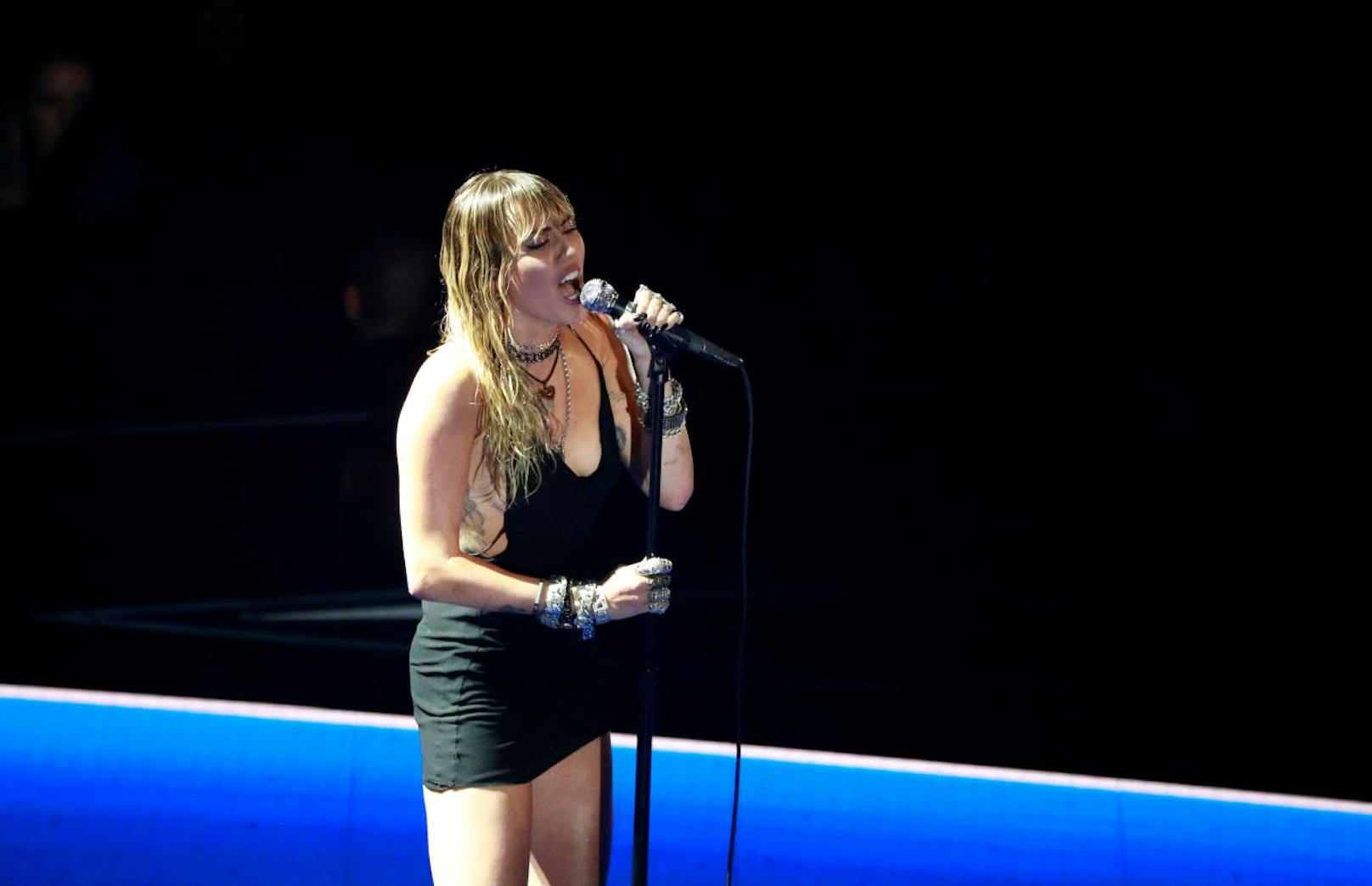 Bei den MTV Video Music Awards zeigte Miley Cyrus am 26. August 2019 ein neues Tattoo (auf dem linken Oberarm),...