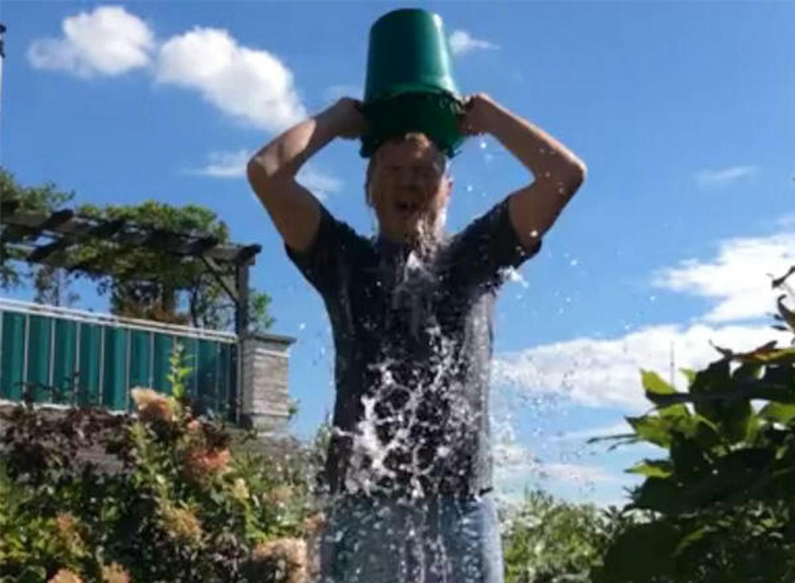 "Ice Bucket Challenge": Armin Wolf schüttet sich einen Kübel Wasser über den Kopf.