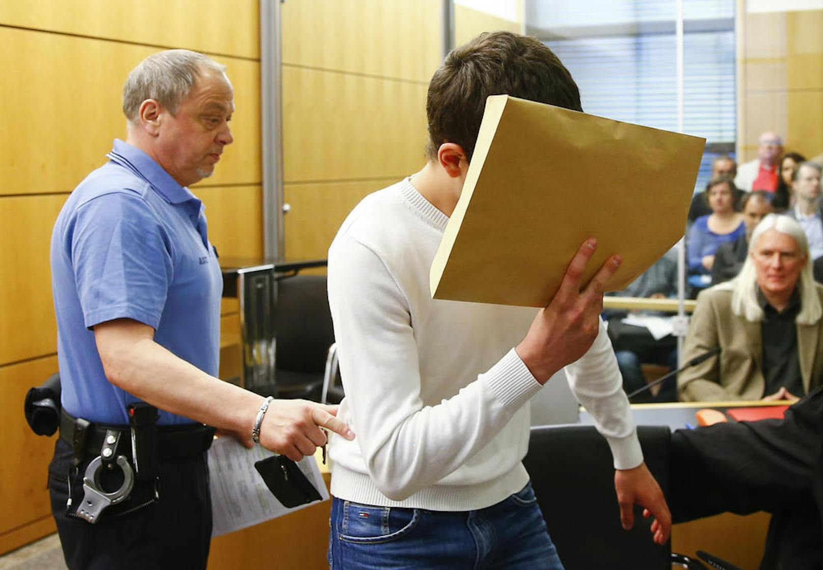 Sanel M. vor Gericht. Er wurde wegen Körperverletzung mit Todesfolge zu drei Jahren Jugendstrafe verurteilt. Nun wird er nach Serbien abgeschoben.
