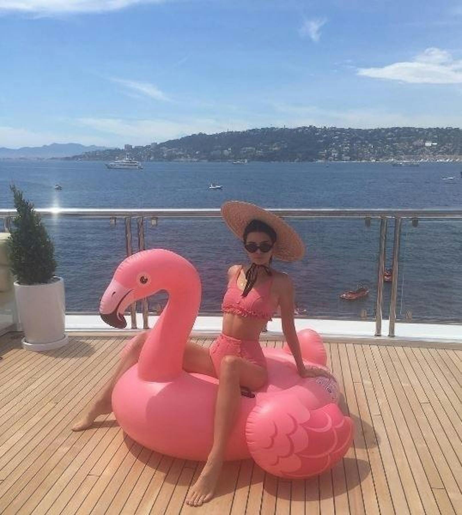25.05.2017: Kendall Jenner sonnt sich in einem rosa Bikini und mit Sonnenhut auf einer Flamingo-Luftmatratze