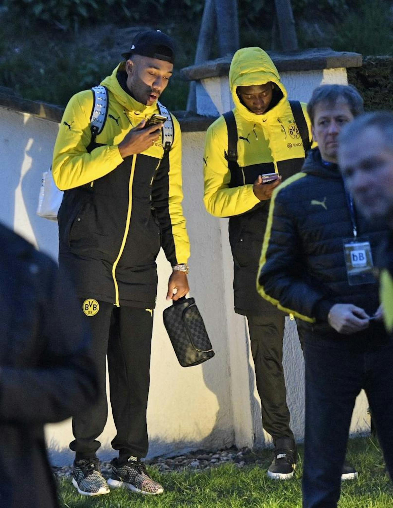Die Dortmunder blicken auf ihre Smartphones