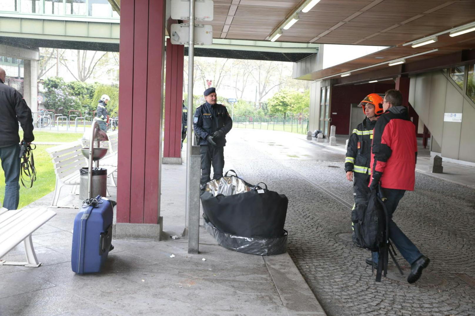 Die Sprengstoffeinheit der Polizei untersucht den verdächtigen Koffer.