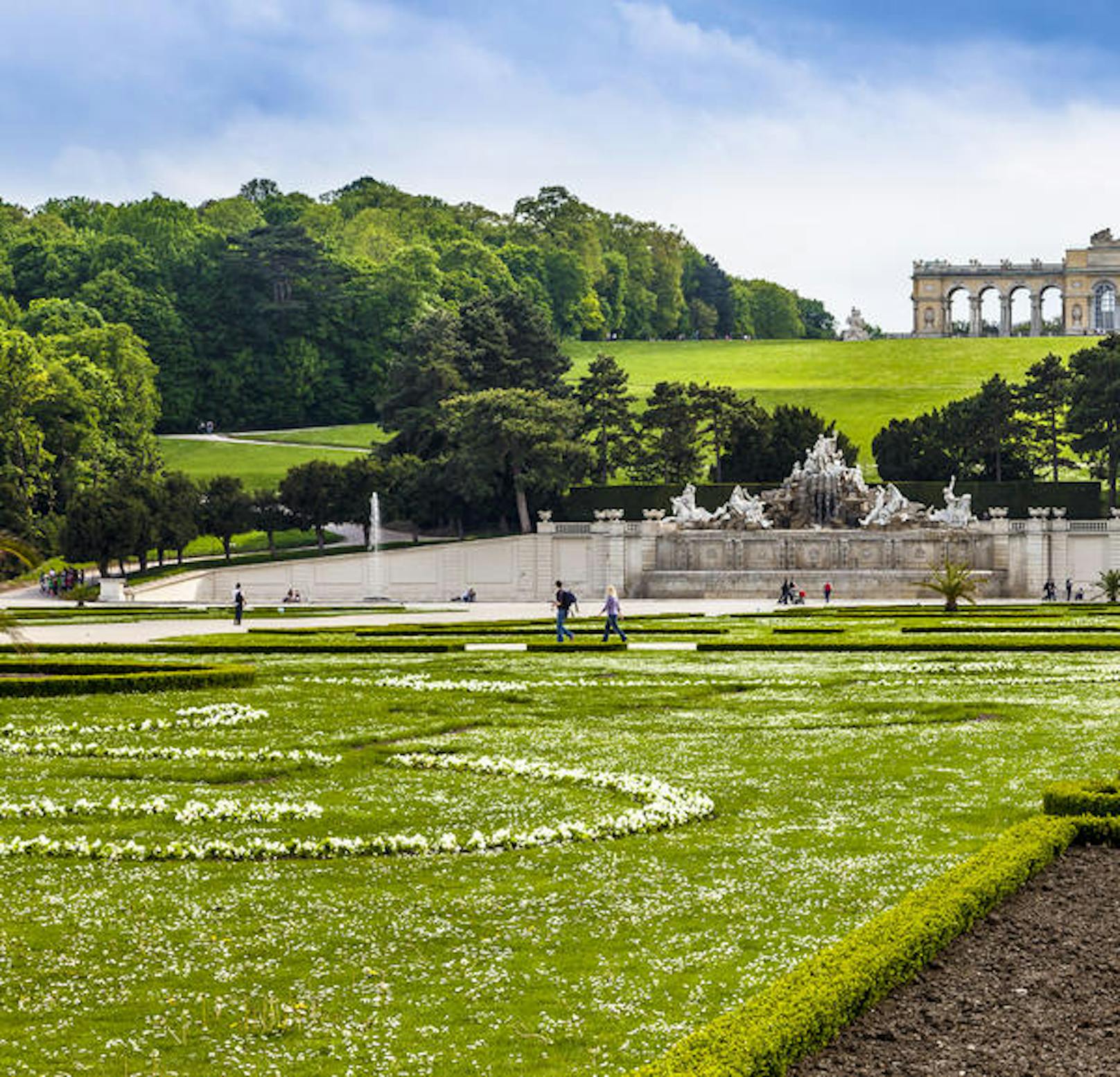 <b>Schlossgarten Schönbrunn mit Gloriette, 13. Bezirk:</b> Ab 1743 wurde das Schloss und der Park unter Kaiserin Maria Theresia in seiner jetzigen Form angelegt. Seit 1996 ist schloss Schönbrunn Teil des UNESCO-Welkulturerbes.