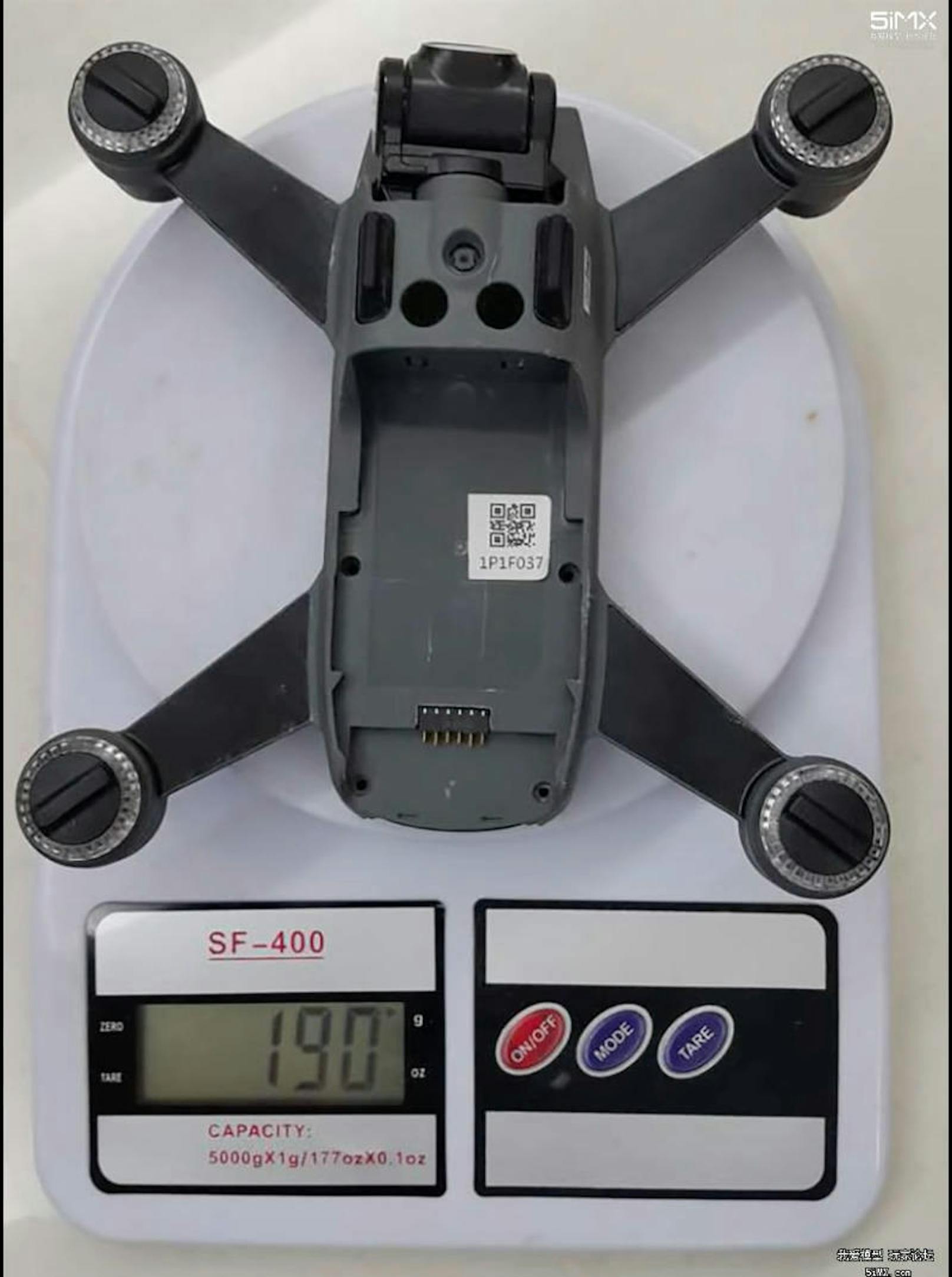 Ein richtiges Leichtgewicht: Ohne Akku bringt die Baby-Drohne gerade einmal 190 Gramm auf die Waage.