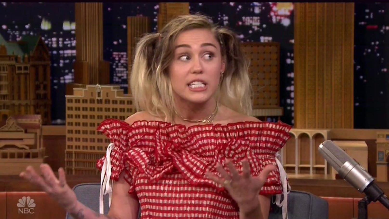 Miley Cyrus in "The Tonight Show". Host Jimmy Fallon war einer der Gründe, warum sie für eine Zeit lang zu kiffen aufhörte.