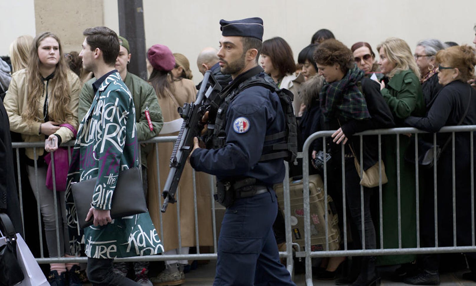 03.03.2017: Fashion zwischen Waffen. Die Show des Modelabels Dior in Paris wird von schwerbewaffneten Polizisten bewacht. (Foto: AP)