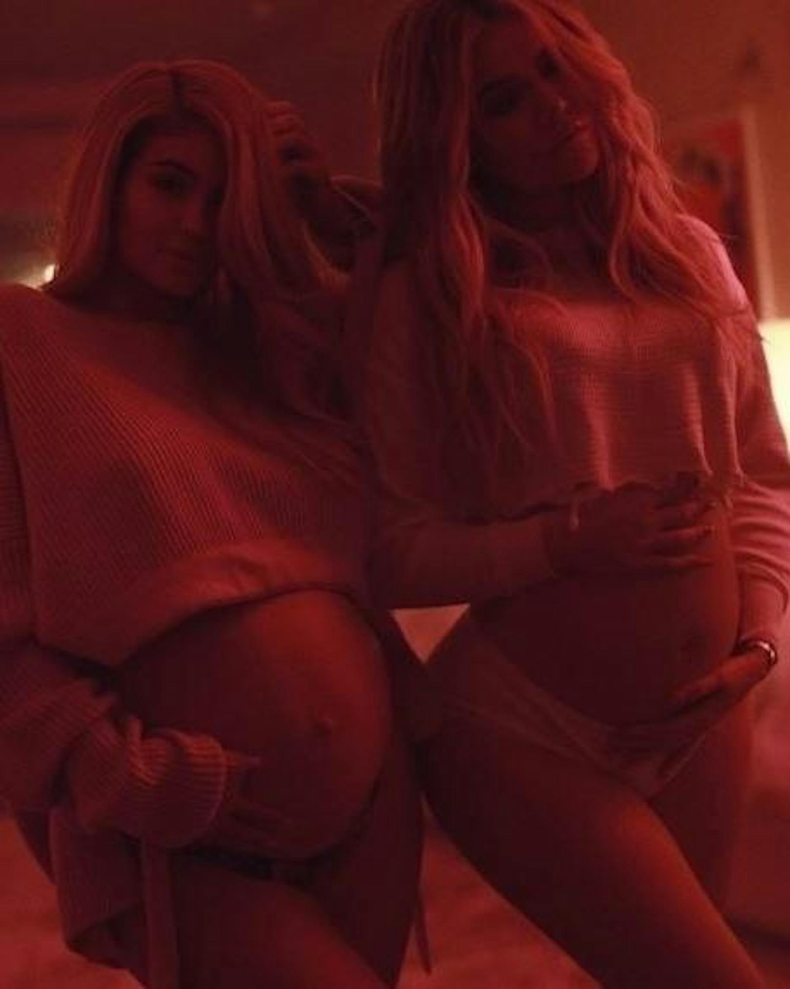 05.02.2018: Kylie Jenner hat die Geburt ihres Kindes bekanntgegeben. Schwester Khloe Kardashian postete zur Feier des Tages ein Bild, auf dem beide ihre Schwangerschaftsbäuche präsentieren.