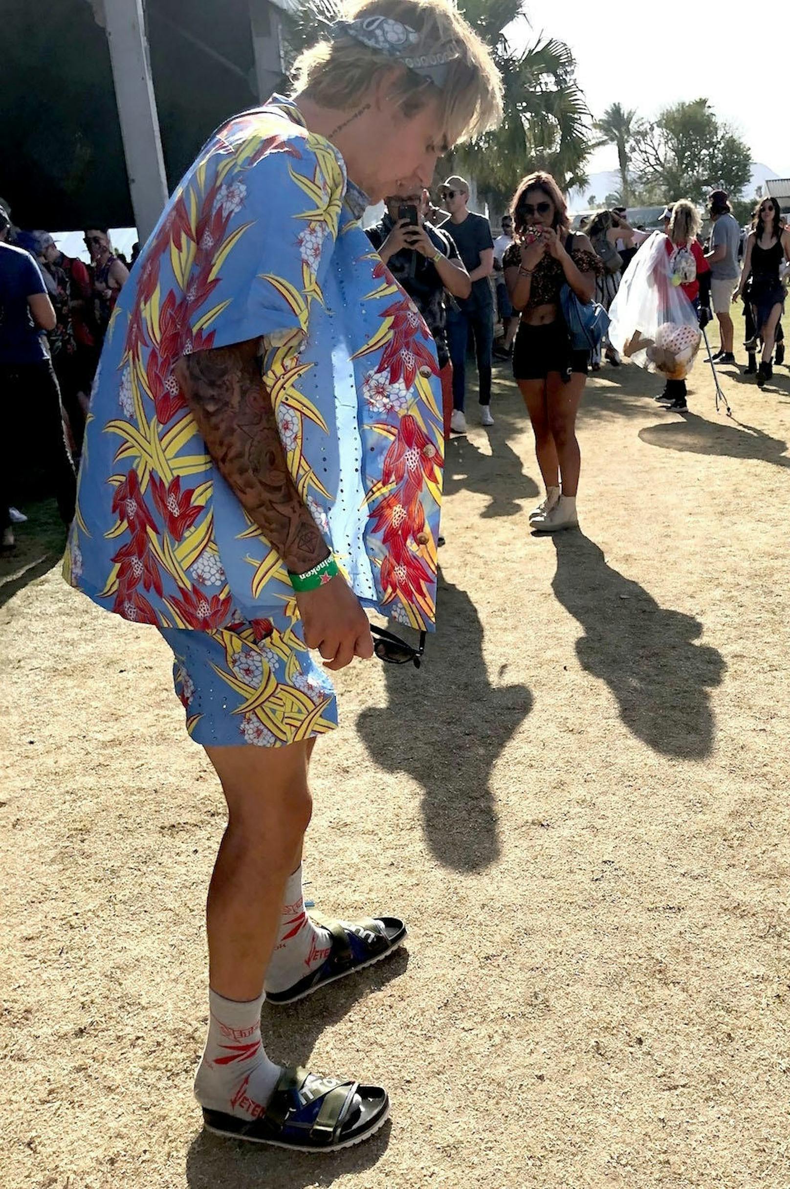 Modischer Griff ins Klo: Justin Bieber setzte am Coachella von Kopf bis Fuß auf Hawaii-Hemd-Muster.