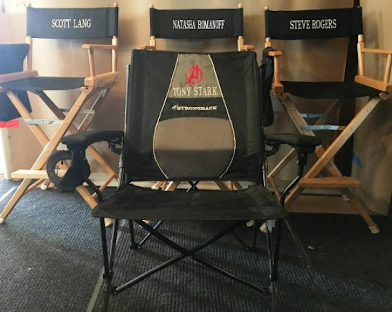 28.10.2017: Robert Downey Jr. hat seinen Fans auf Instagram verraten, wer neben ihm im vierten Teil der "Avengers"-Reihe zu sehen sein wird. Das Bild, das er postete, spoilert einen Teil des Casts und beendet Spekulationen über ein Ableben von "Iron Man" im dritten Teil.