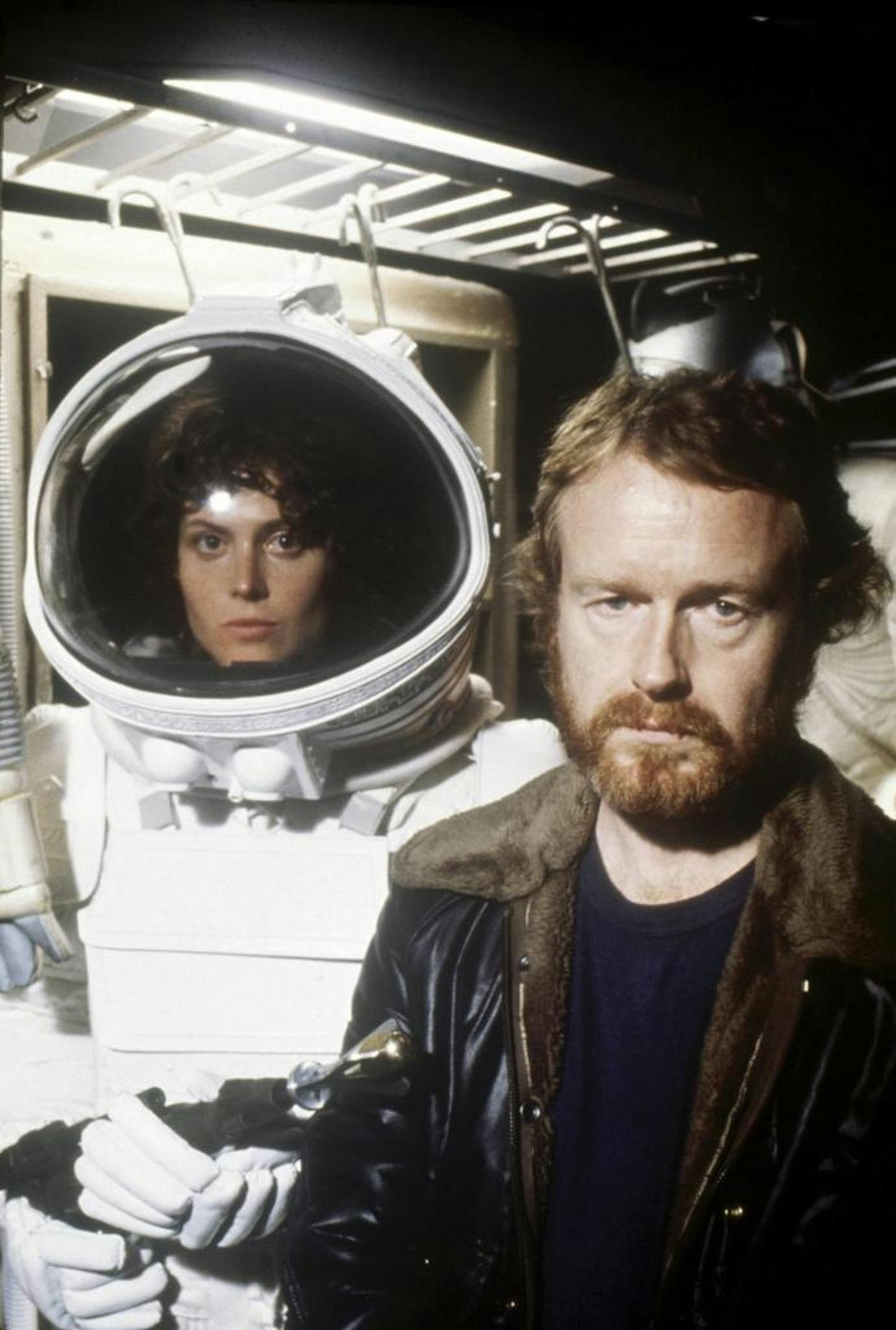 Hauptdarstellerin Sigourney Weaver und Regisseur Ridley Scott am Set von "Alien" (1979)
