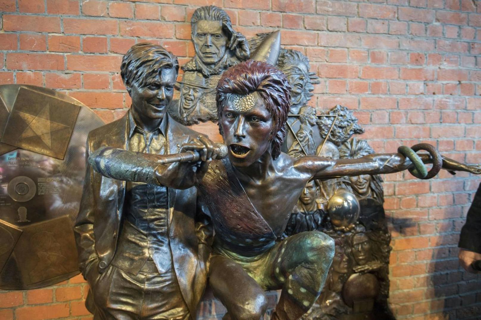 25.03.2018: David Bowie hat in der englischen Kleinstadt Aylesbury eine Statue gewidmet bekommen. Die Meinungen über das "Earthly Messenger" getaufte Kunstwerk gehen allerdings auseinander.