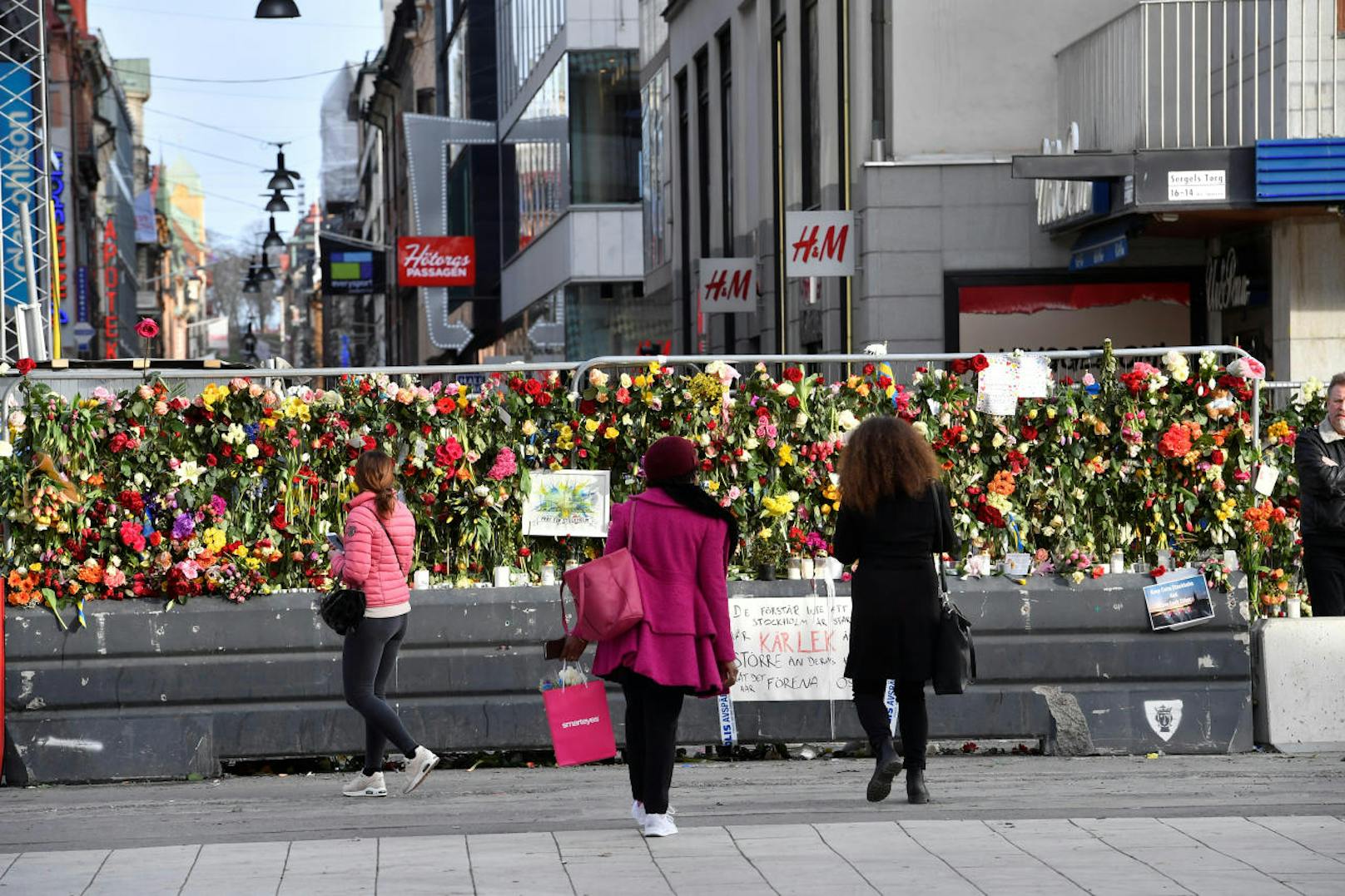 Der Ort des Anschlags, das Kaufhaus Ahlens in Stockholm, war am Sonntag mit Blumen bedeckt.