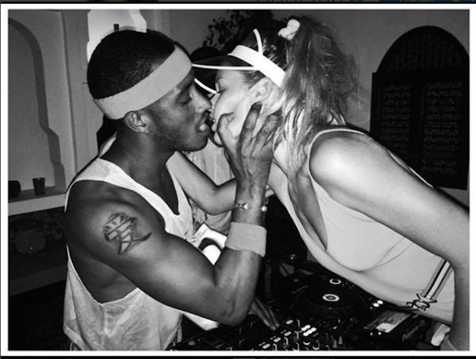 22.08.2017: Doutzen Kroes wird von einem DJ kurzerhand übers Mischpult gezogen und leidenschaftlich geküsst. Beim Plattendreher handelt es sich um Doutzens Ehemann Sunnery James.