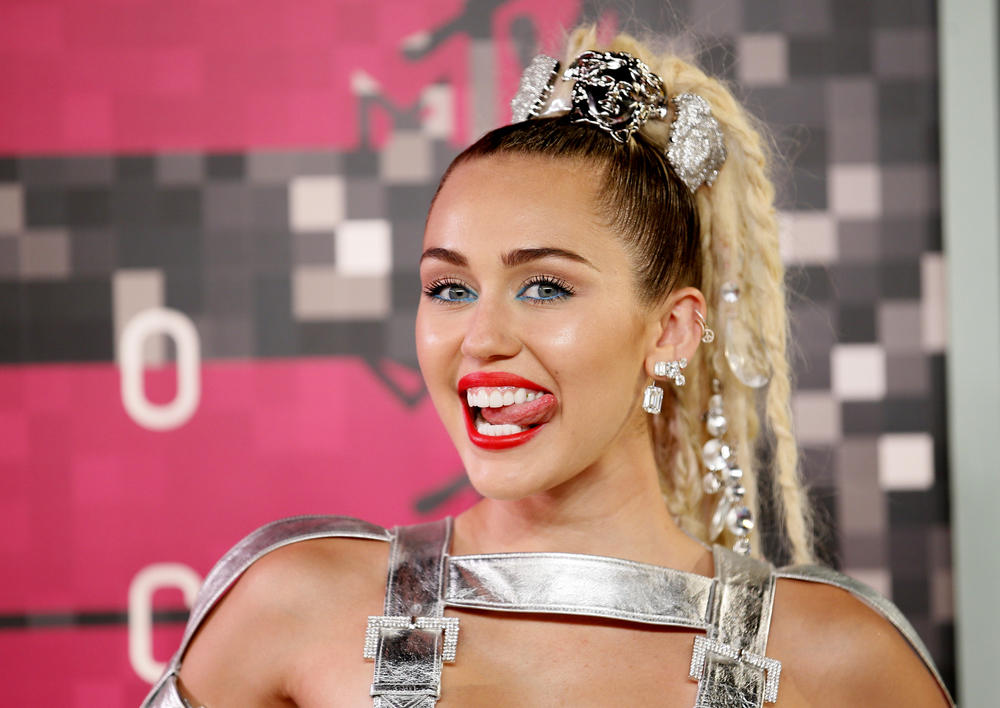 Markenzeichen Zunge: Miley Cyrus gefällt ihr Lächeln nicht. Deshalb posiert sie seit Jahren bevorzugt mit herausgestreckter Zunge.
