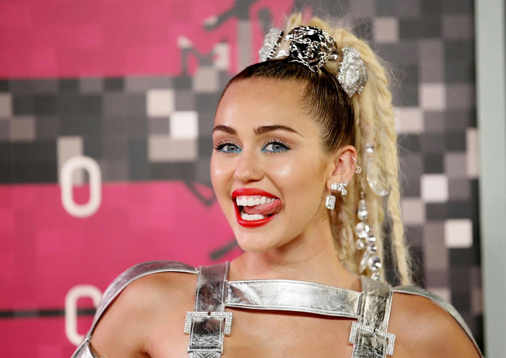 <strong>Miley Cyrus</strong> posiert sie seit Jahren bevorzugt mit herausgestreckter Zunge. Auch ihre zahlreichen Tattoos zählen mitterweile zu ihren Markenzeichen.
