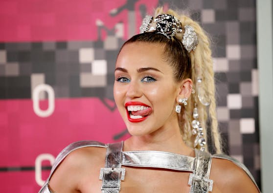 Markenzeichen Zunge: Miley Cyrus gefällt ihr Lächeln nicht. Deshalb posiert sie seit Jahren bevorzugt mit herausgestreckter Zunge.
