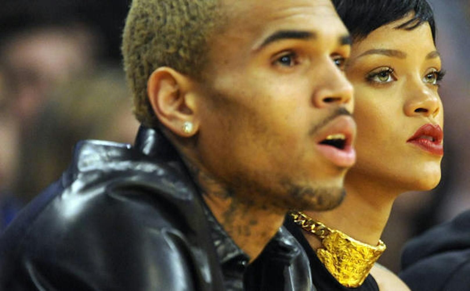Im Jahr 2009 schlug Brown seine damalige Freundin Rihanna krankenhausreif und musste sich danach fünf Jahre von ihr fernhalten.